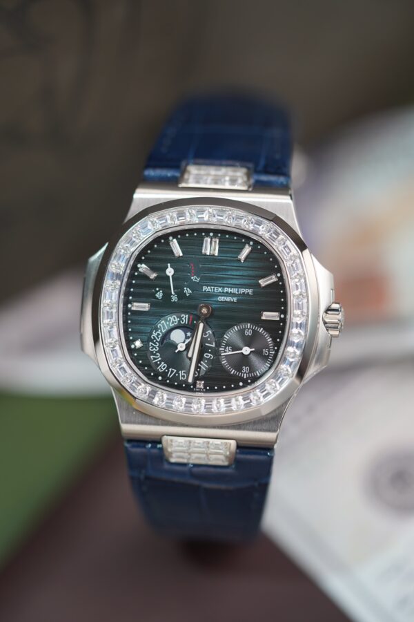 Patek Philippe Nautilus 5724G Blue Dial Replica Watch GR Factory 40mm (1)