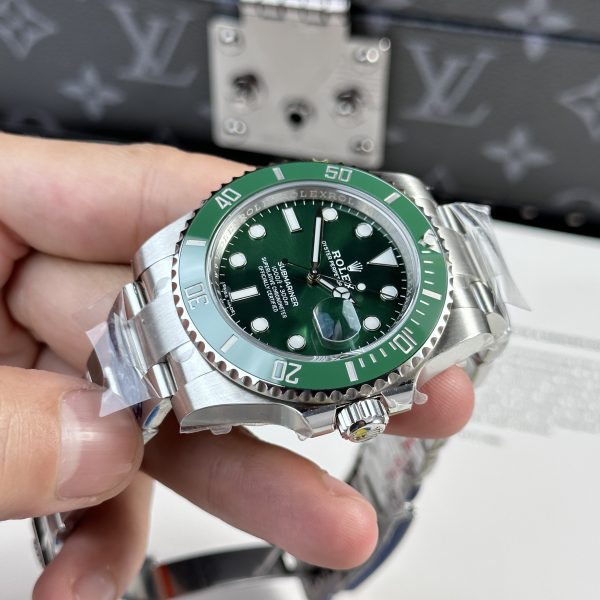 Rolex Submariner Date 116610LV Hulk Best Replica Watch Clean Factory 40mm (1)