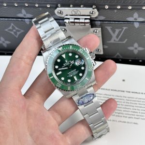 Rolex Submariner Date 116610LV Hulk Best Replica Watch Clean Factory 40mm (1)