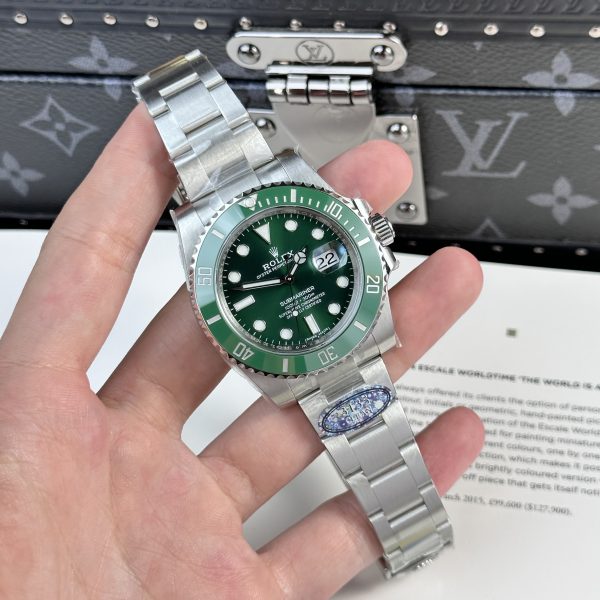 Rolex Submariner Date 116610LV Hulk Best Replica Watch Clean Factory 40mm (1)