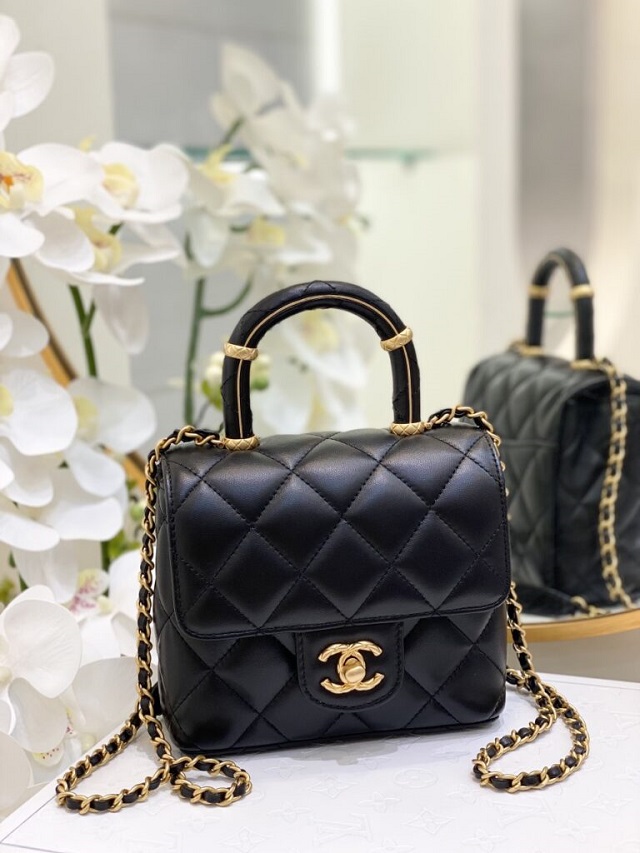 Chanel Fake Bags Fulfill Vietnamese Women's Passion for Luxury Goods