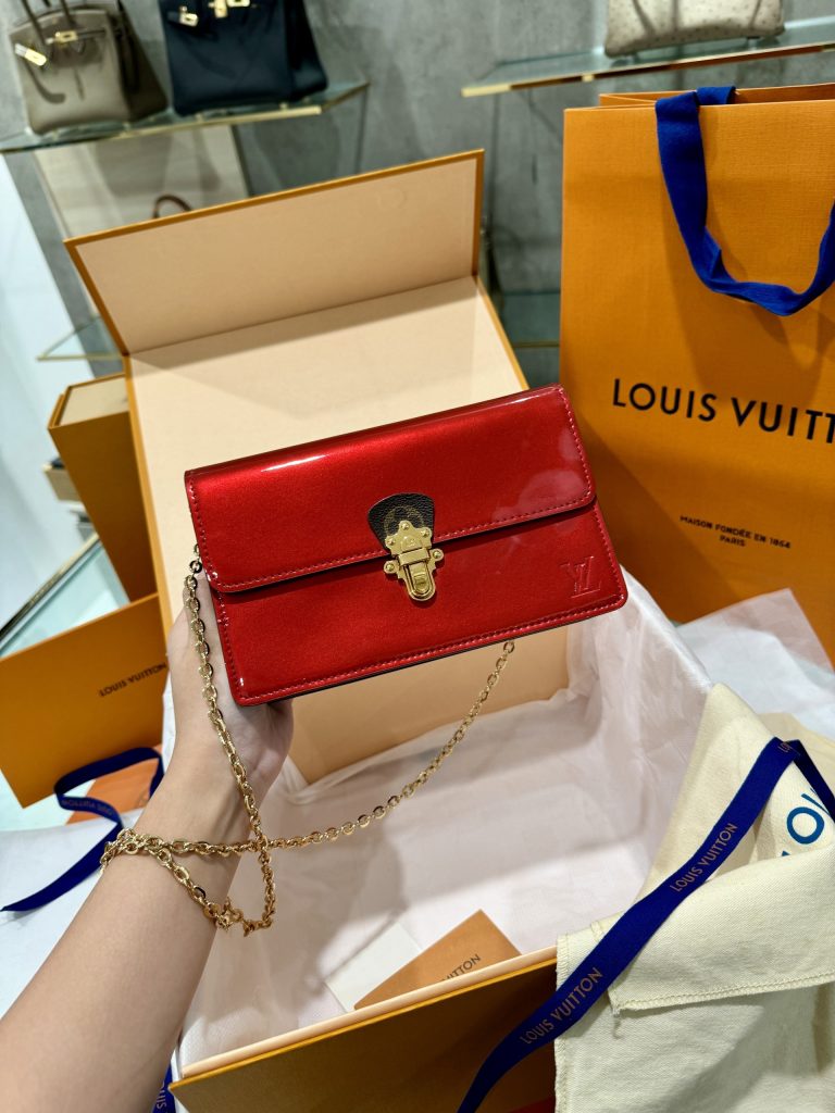 Louis Vuitton Cherrywood Chain Wallet Patent Red Replica Bags 19cm (1)