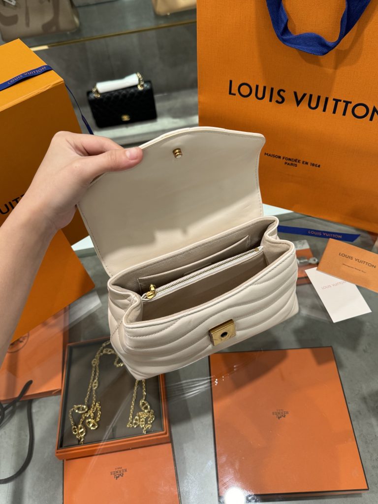 Louis Vuitton Hold Me Milk White Replica Handbags 23x15x10cm (1)