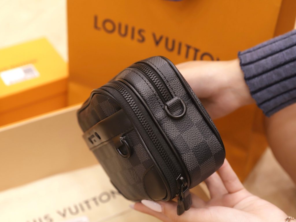 Louis Vuitton Wearable Wallet Black Crossbody Replica Handbags (7)