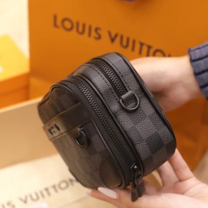 Louis Vuitton Wearable Wallet Black Crossbody Replica Handbags (7)