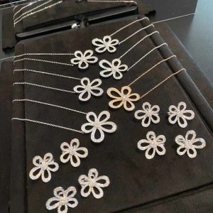 Van Cleef & Arpels Flowerlace Pendant Necklace Customs 18K