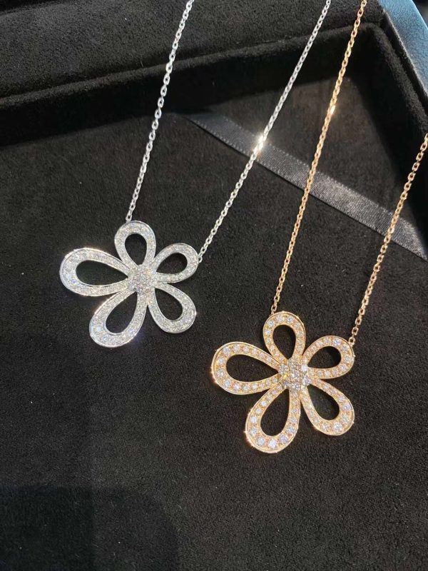 Van Cleef & Arpels Flowerlace Pendant Necklace Customs 18K