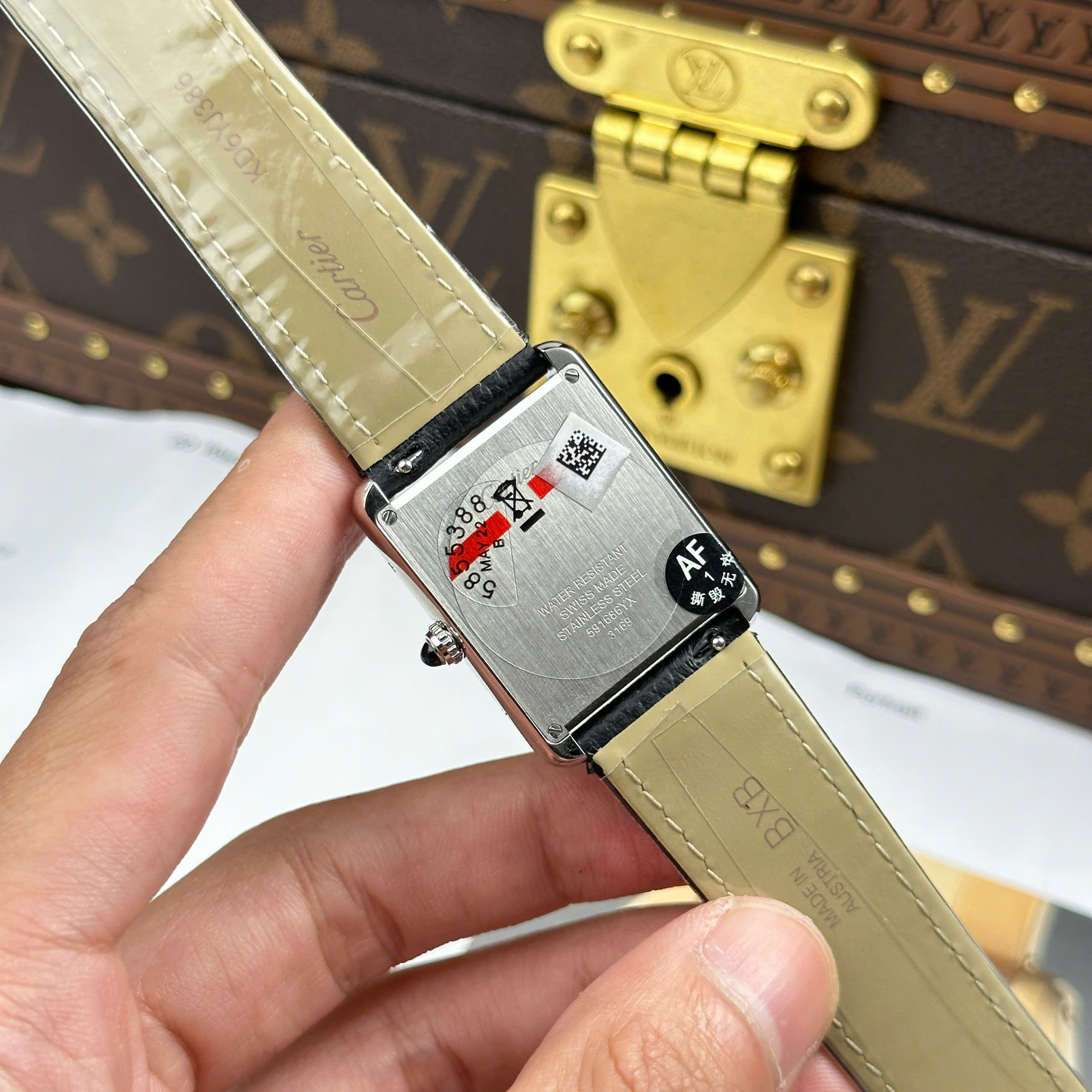 Cartier Tank Solo Best Imitation Watch White Dial Rhinestone Bezel Leather Strap Quartz AF Factory 27.5mm x 35mm (1)
