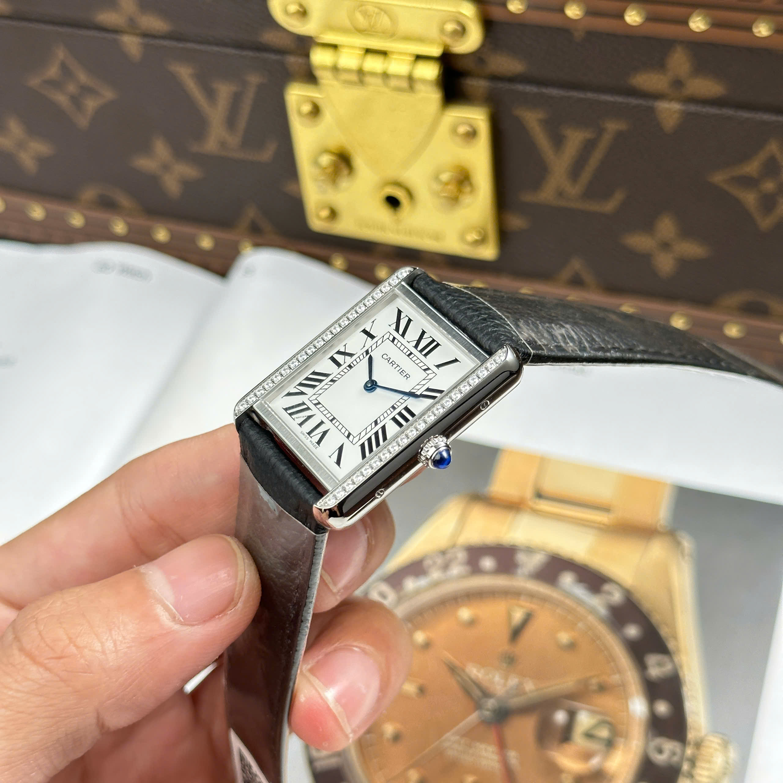 Cartier Tank Solo Best Imitation Watch White Dial Rhinestone Bezel Leather Strap Quartz AF Factory 27.5mm x 35mm (7)