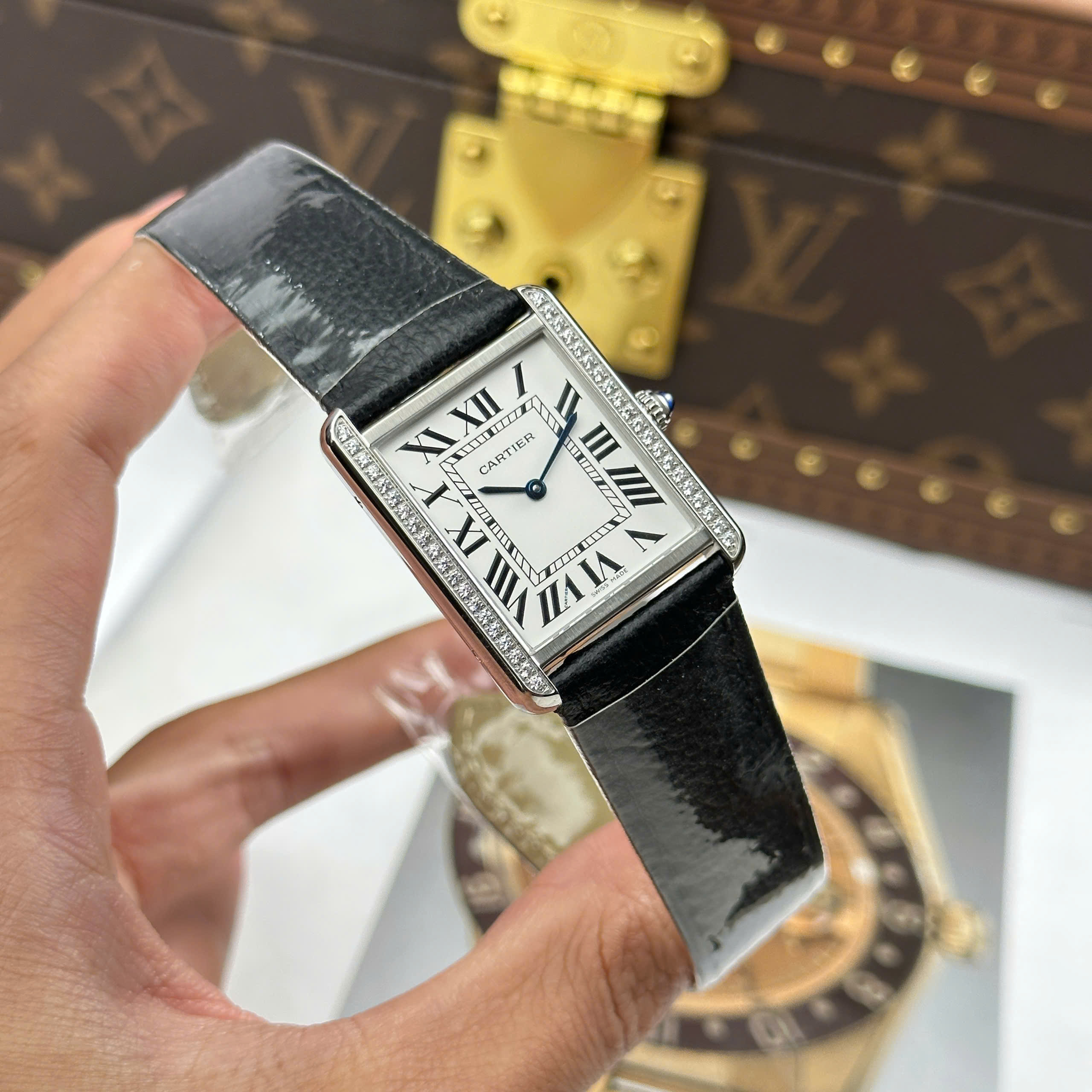 Cartier Tank Solo Best Imitation Watch White Dial Rhinestone Bezel Leather Strap Quartz AF Factory 27.5mm x 35mm (8)