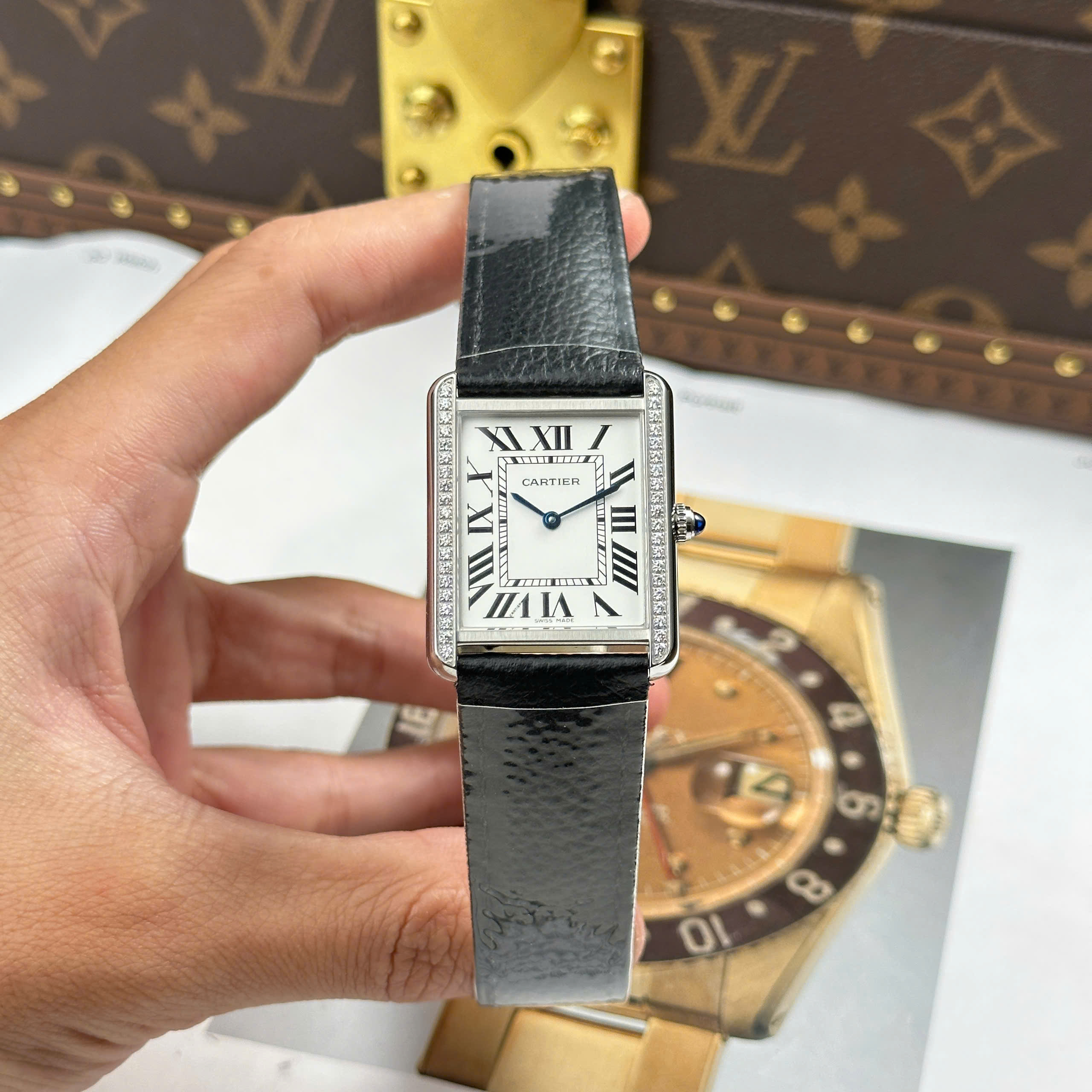 Cartier Tank Solo Best Imitation Watch White Dial Rhinestone Bezel Leather Strap Quartz AF Factory 27.5mm x 35mm (9)