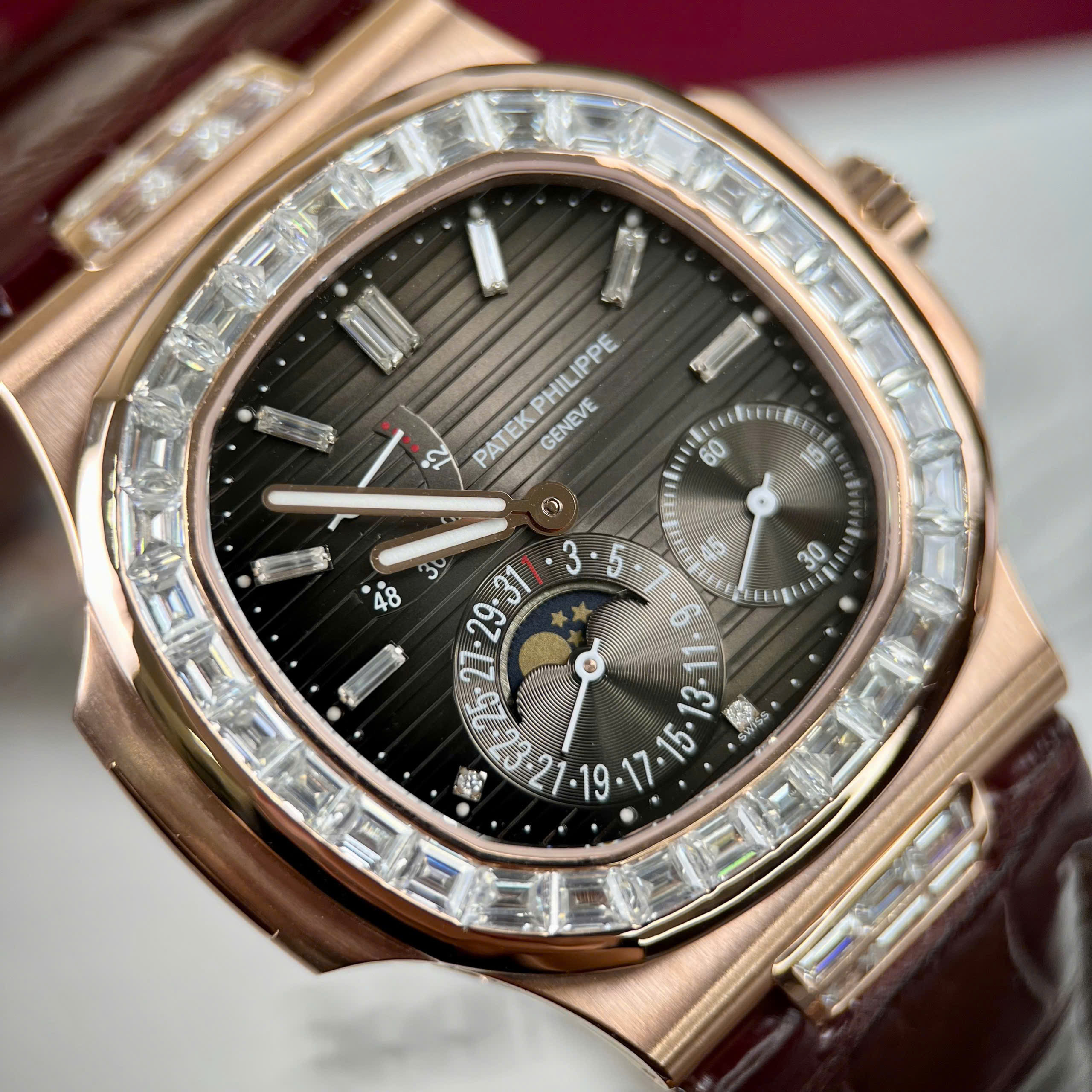 Patek Philippe Nautilus 5724R Best Replica Watch Gold 18K Wrapped Bezel Diamond Moissanite Baguette Grey Dial Leather Strap 40mm (7)