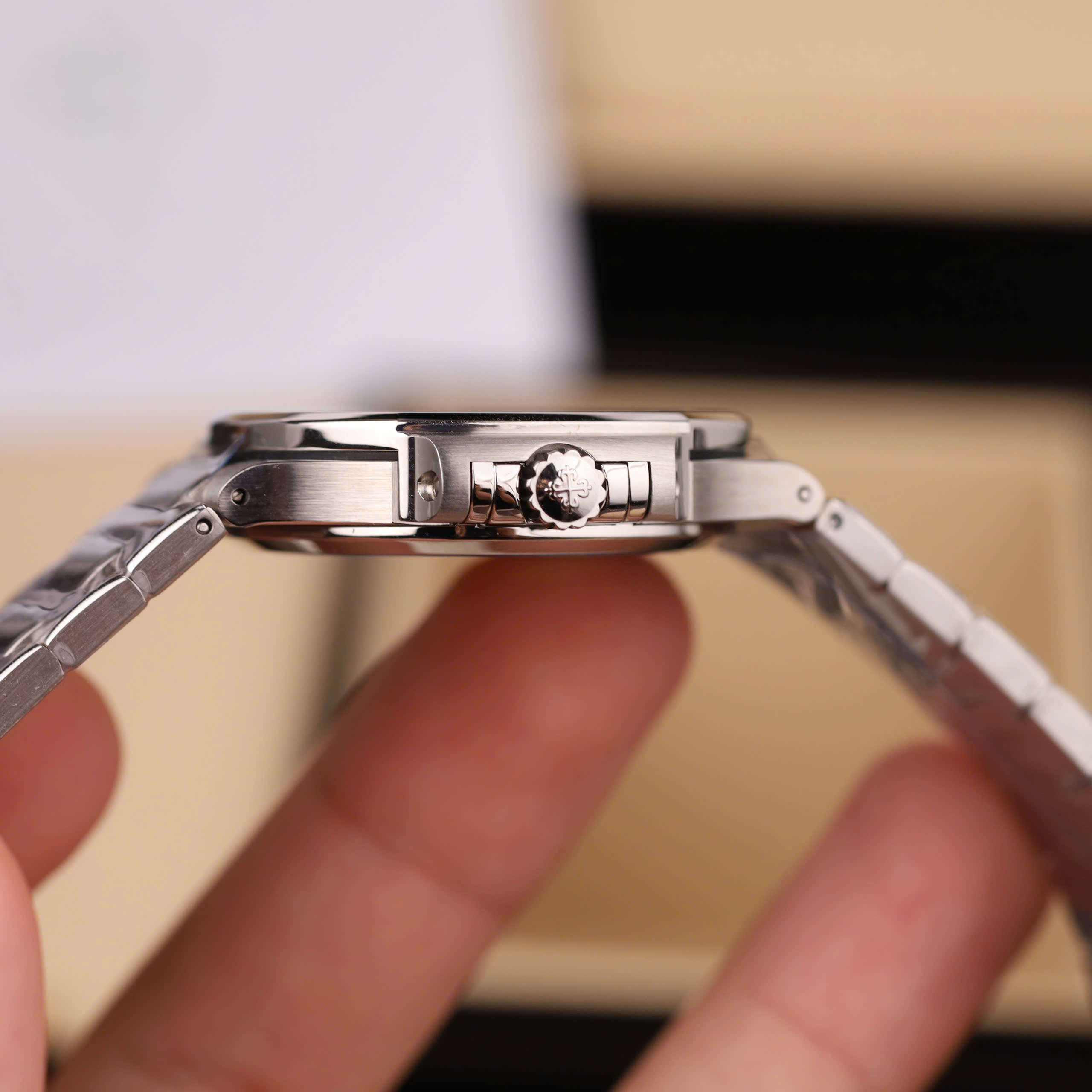 Patek Philippe Nautilus 7118 Best Quality Replica Watch Grey Dial Luminous Hours Automatic GR Factory 35 (3)