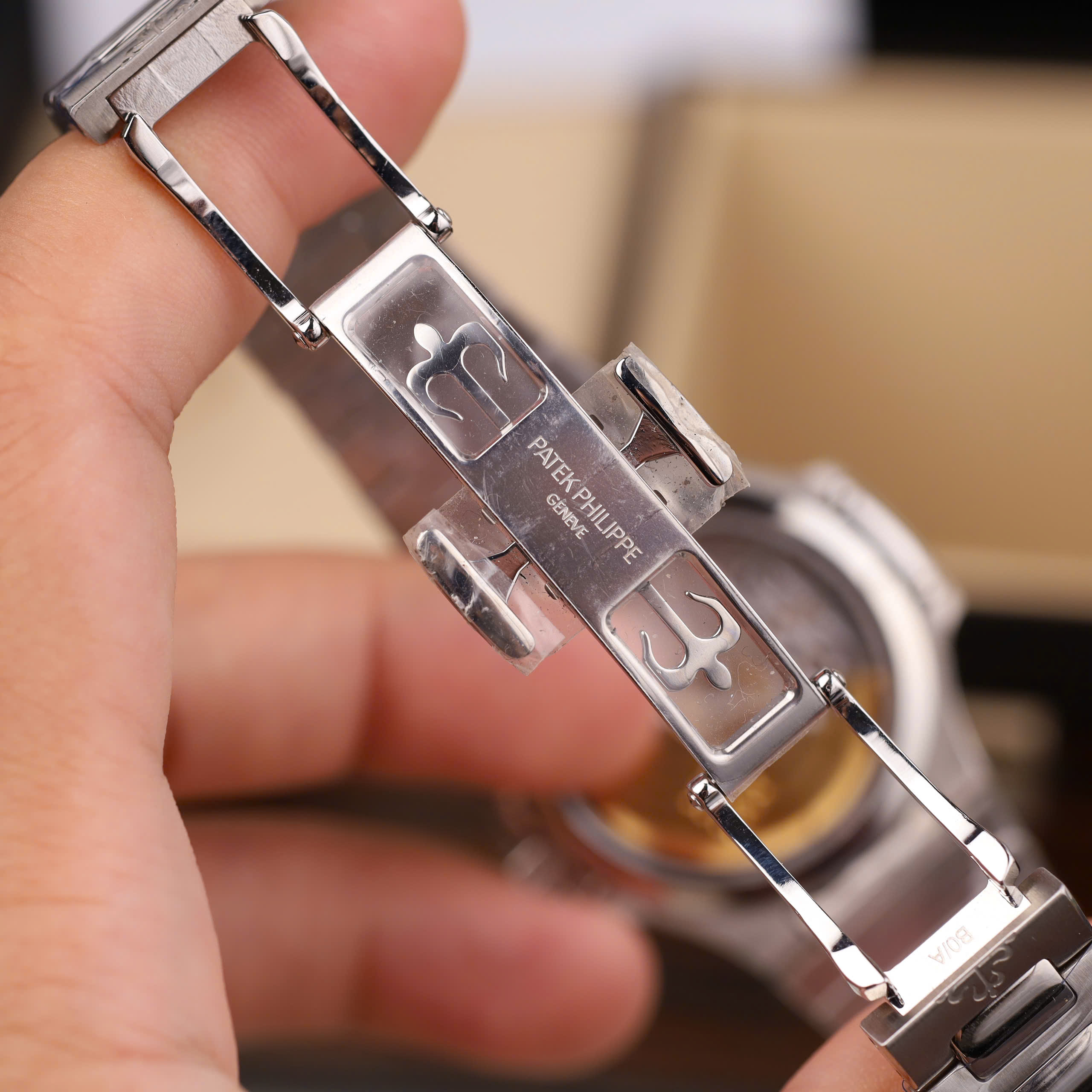 Patek Philippe Nautilus 7118 Best Quality Replica Watch Grey Dial Luminous Hours Automatic GR Factory 35 (5)