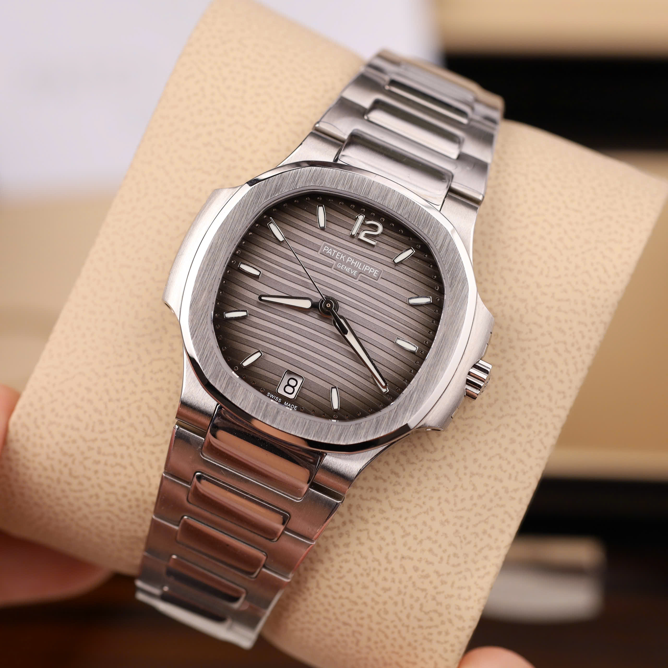 Patek Philippe Nautilus 7118 Best Quality Replica Watch Grey Dial Luminous Hours Automatic GR Factory 35 (8)