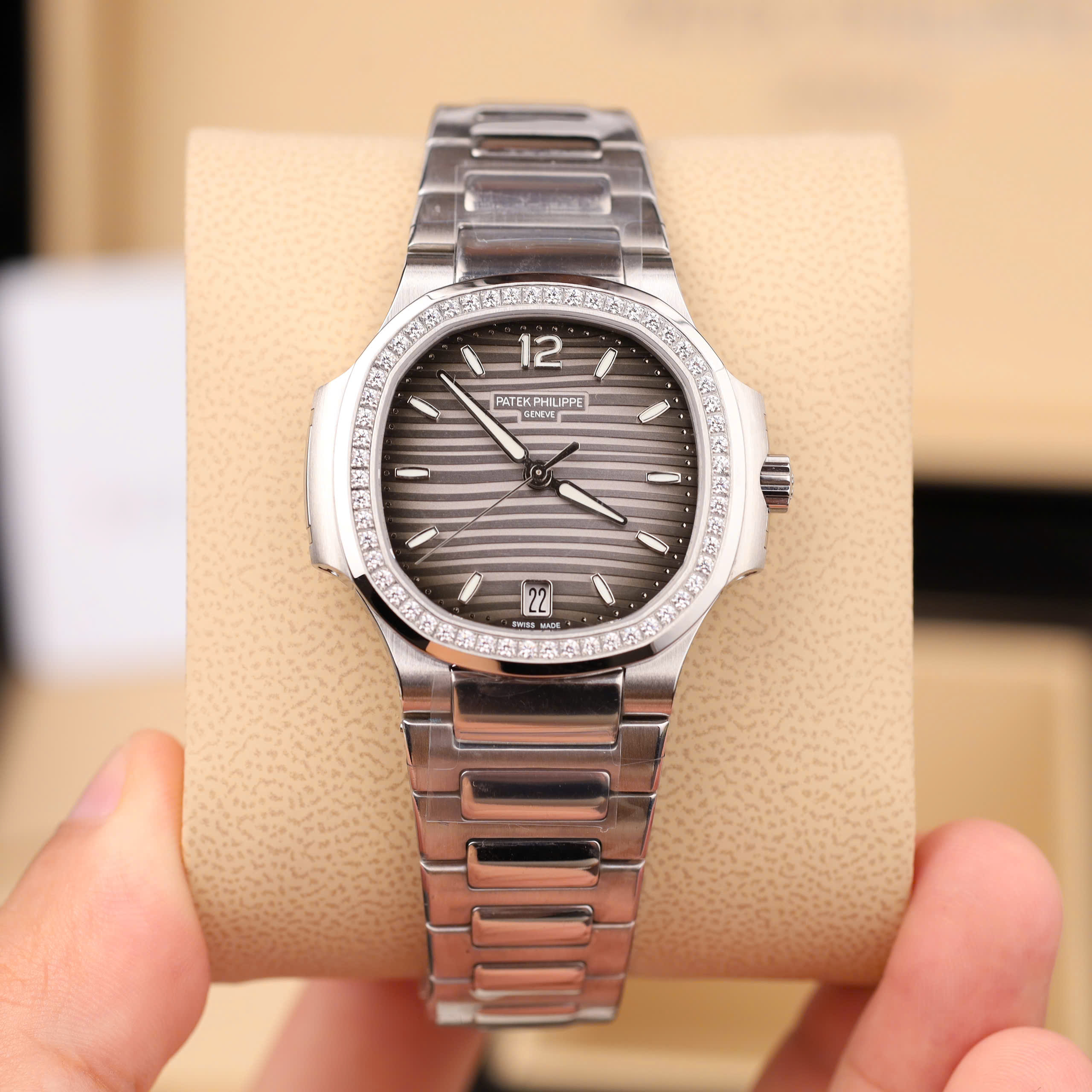 Patek Philippe Nautilus 7118 Best Replica Watches Grey Dial Rhinestone Bezel Automatic GR Factory 35 (1)