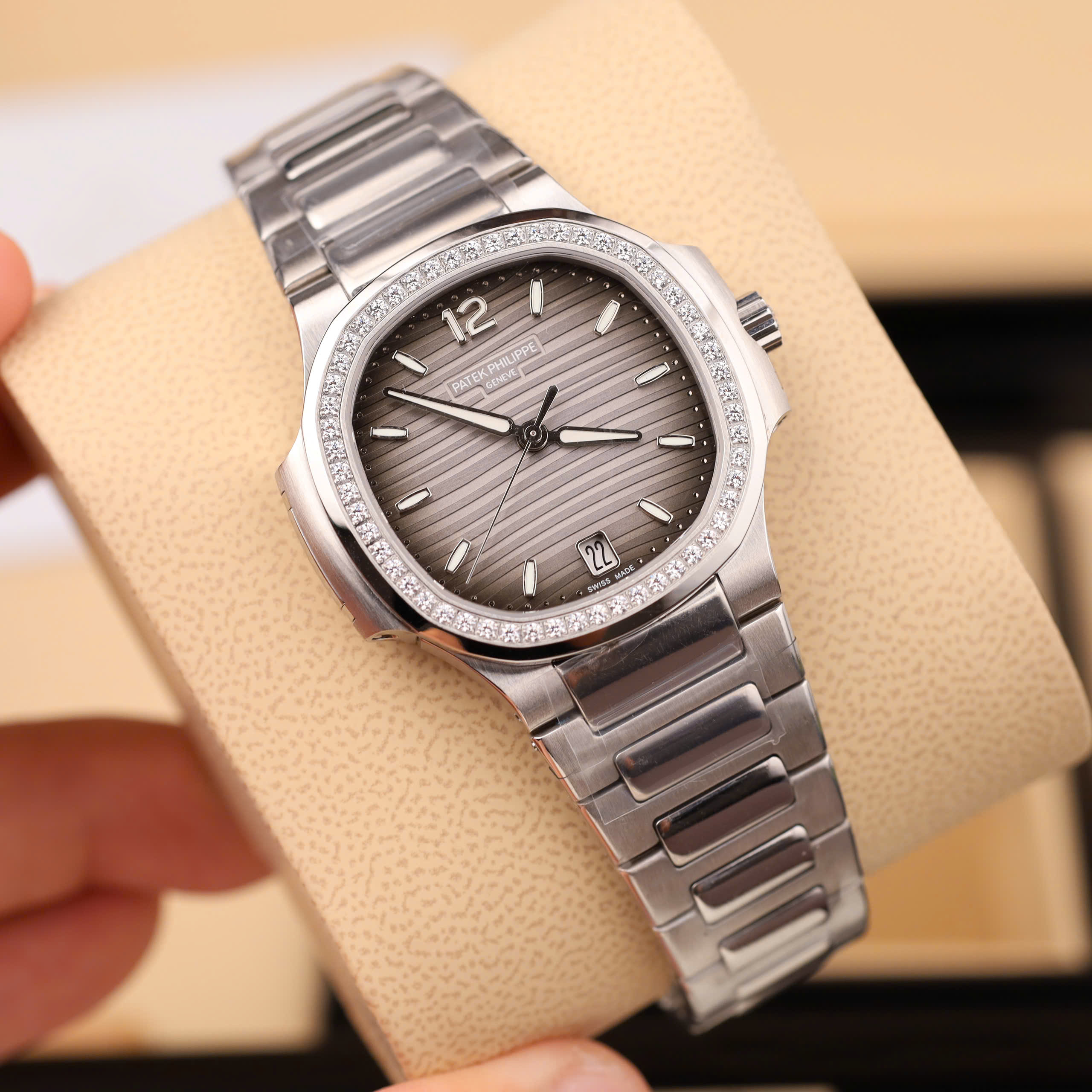 Patek Philippe Nautilus 7118 Best Replica Watches Grey Dial Rhinestone Bezel Automatic GR Factory 35 (7)