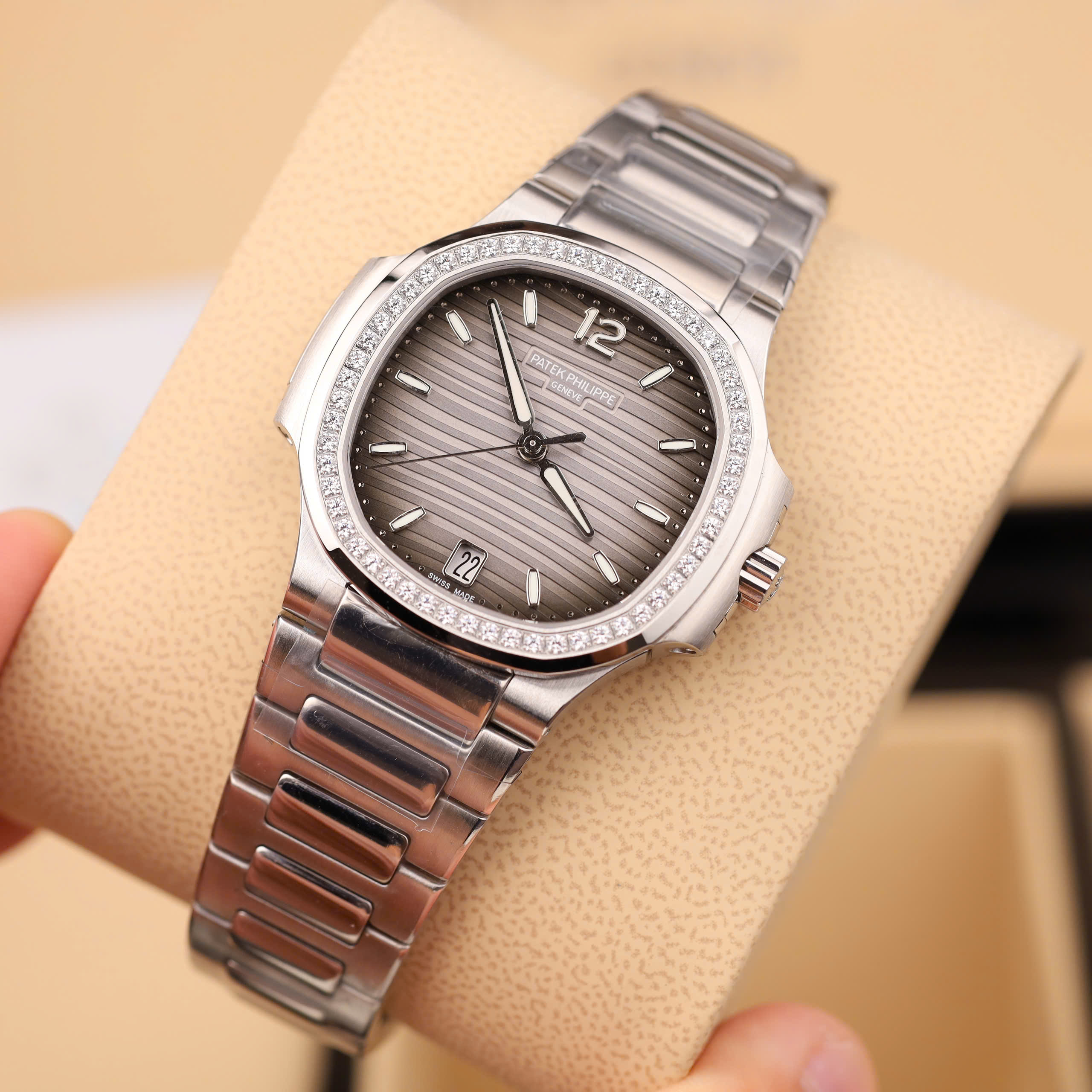 Patek Philippe Nautilus 7118 Best Replica Watches Grey Dial Rhinestone Bezel Automatic GR Factory 35 (8)
