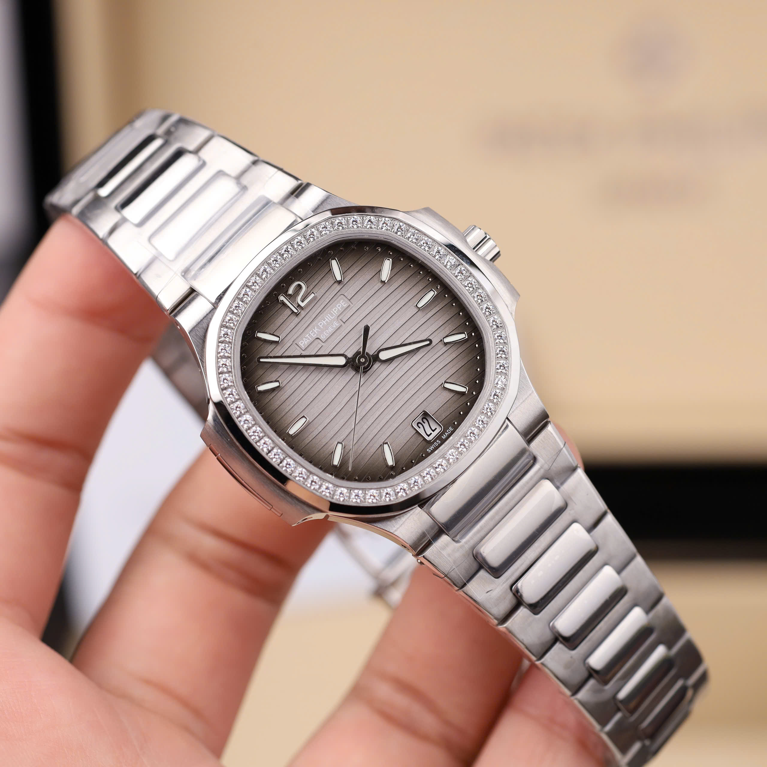 Patek Philippe Nautilus 7118 Best Replica Watches Grey Dial Rhinestone Bezel Automatic GR Factory 35 (9)
