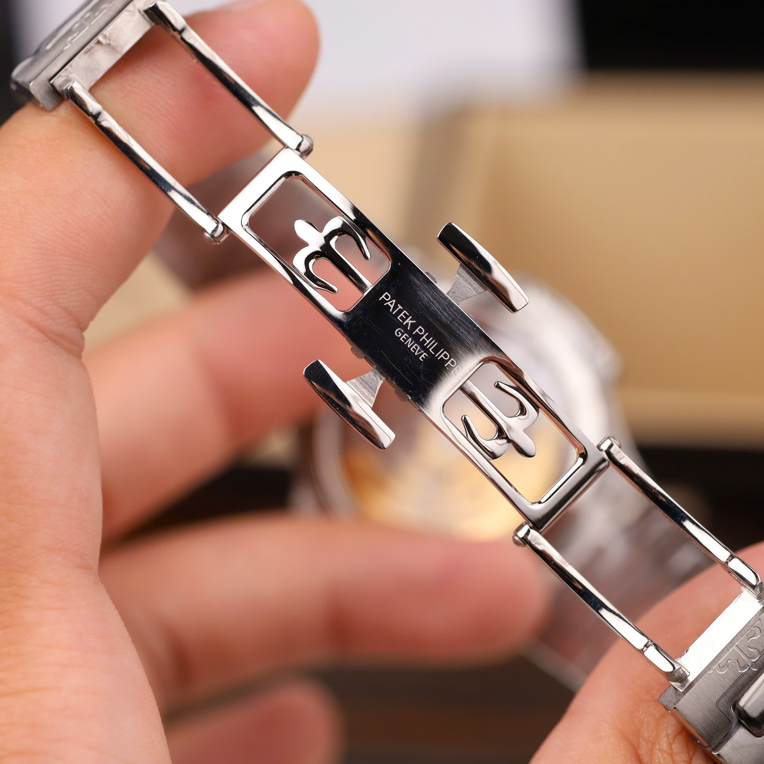 Patek Philippe Nautilus 7118 Imitation Watches White Dial Luminous Hours Automatic GR Factory 35 (3)