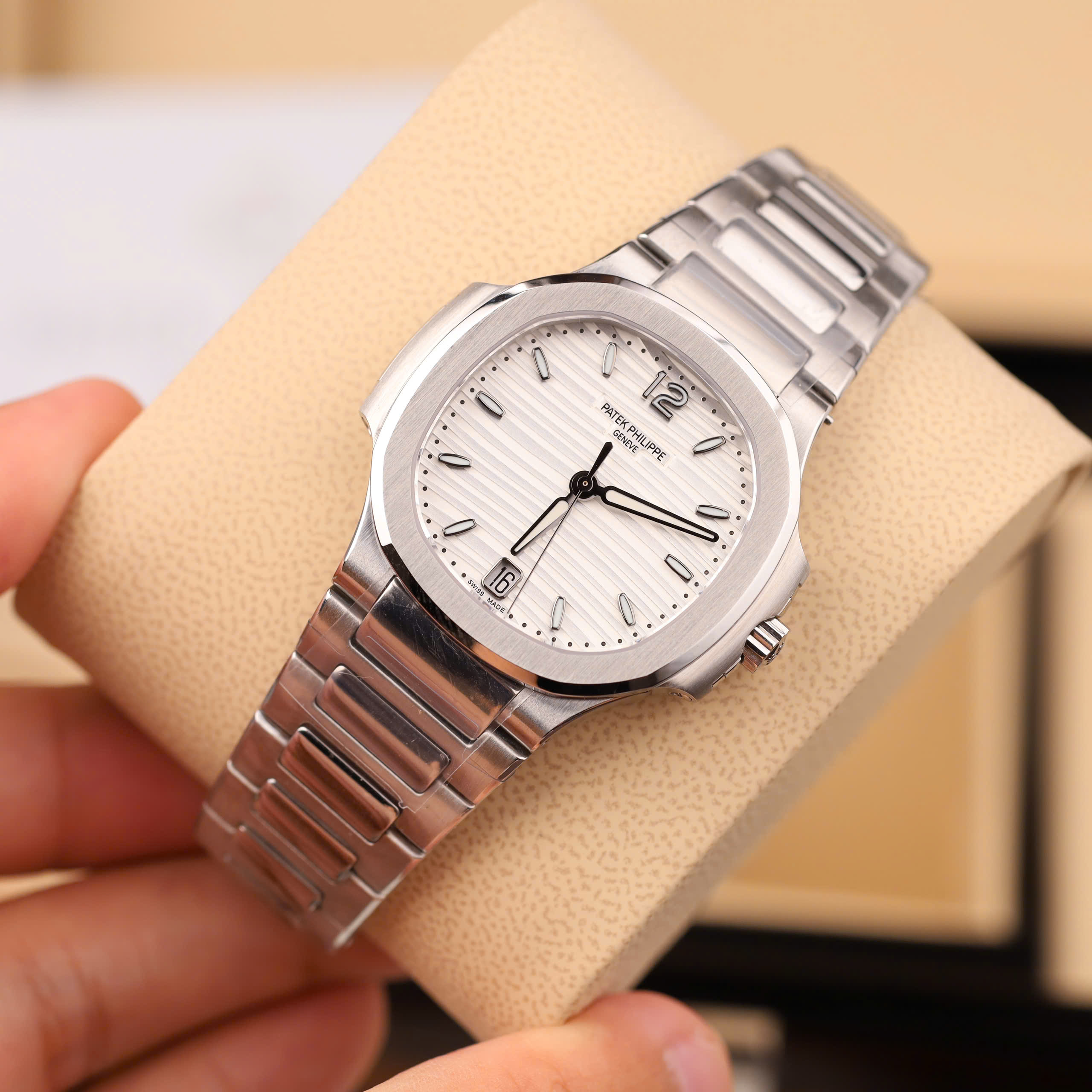 Patek Philippe Nautilus 7118 Imitation Watches White Dial Luminous Hours Automatic GR Factory 35 (6)