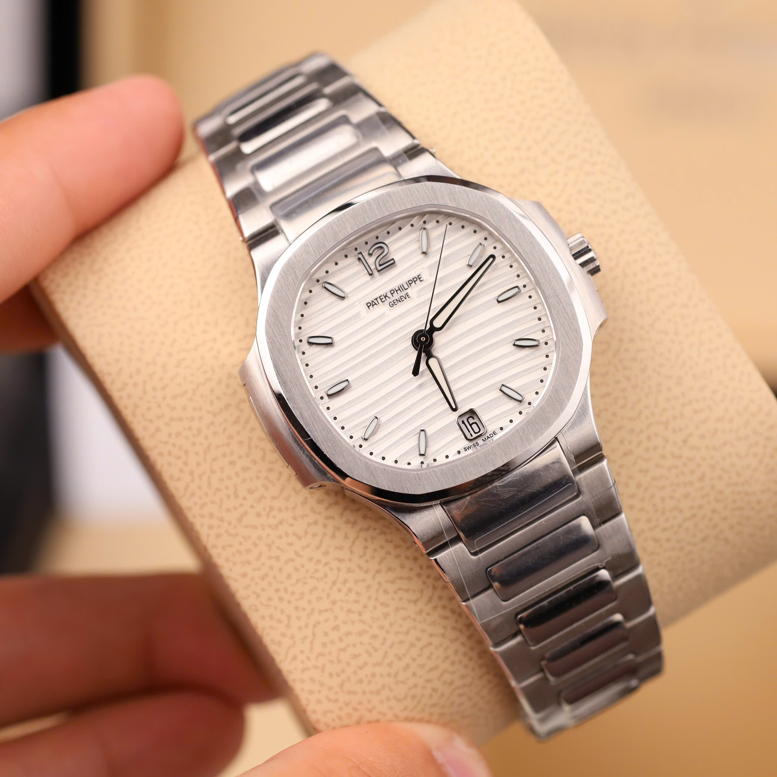 Patek Philippe Nautilus 7118 Imitation Watches White Dial Luminous Hours Automatic GR Factory 35 (7)