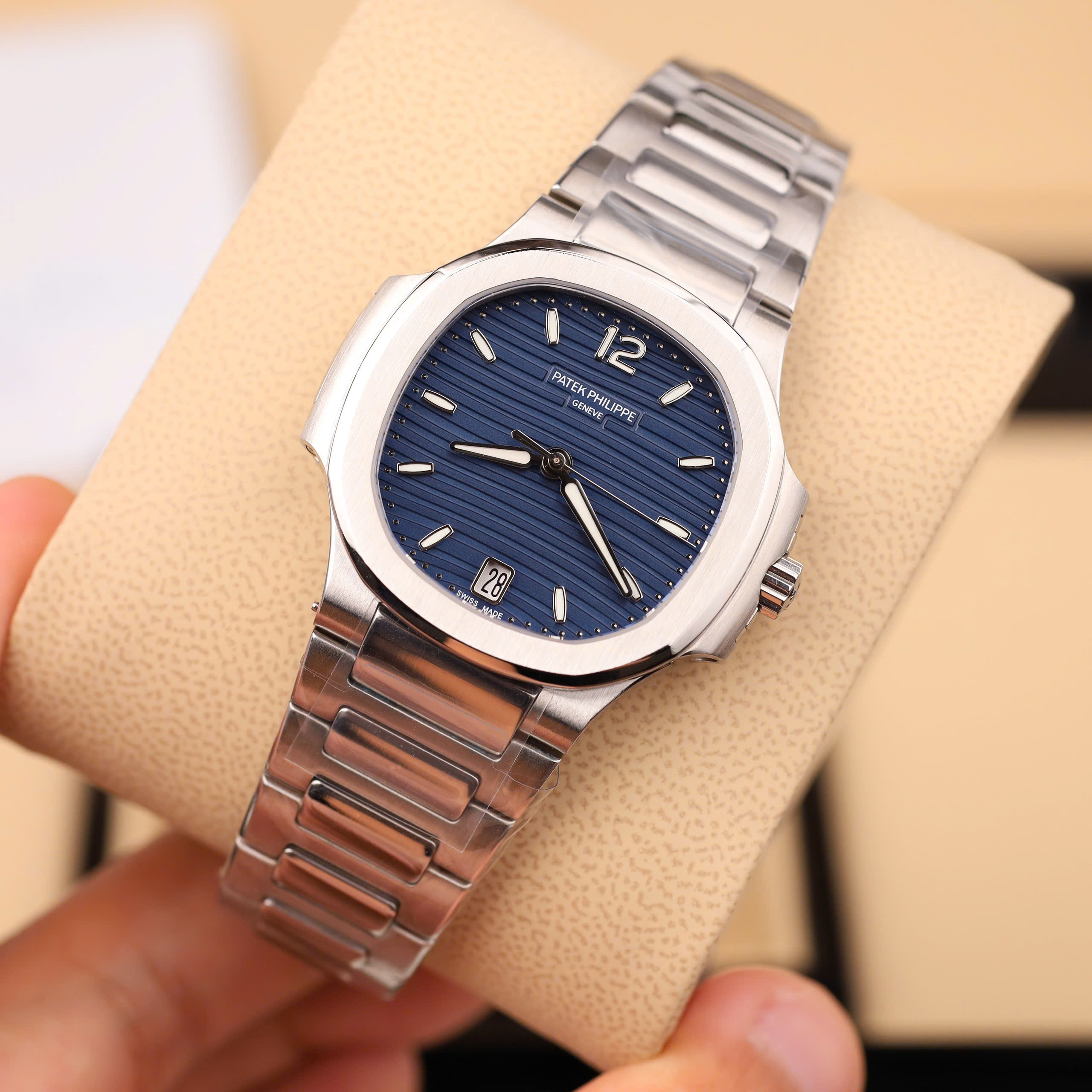 Patek Philippe Nautilus 7118 Replica Watch Blue Dial Luminous Hours Stainless Steel Automatic GR Factory 35 (7)