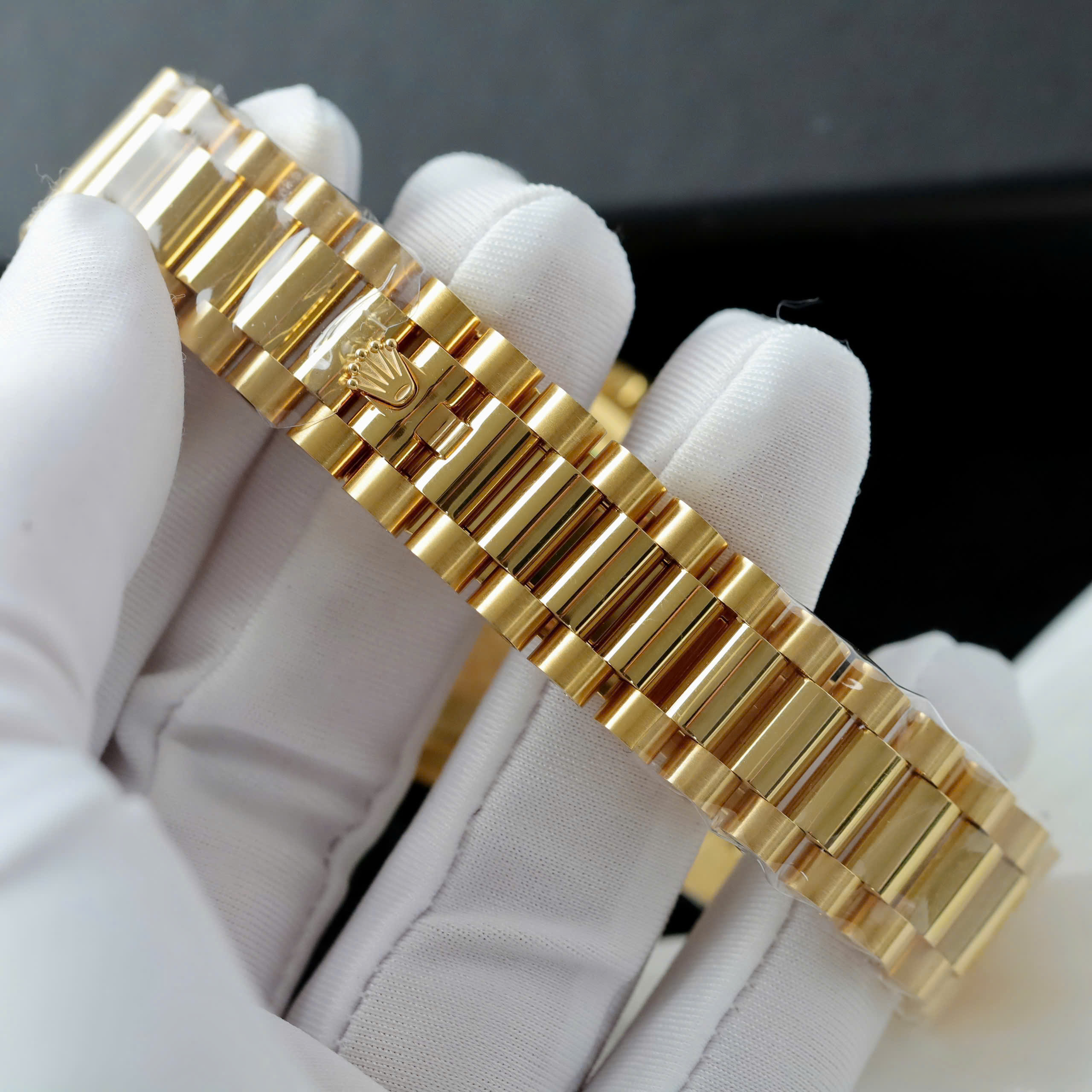 Rolex Day-Date Best Replica Watch Green Dial 18K Gold Wrapped Baguette Hours QF Factory 36mm (1)