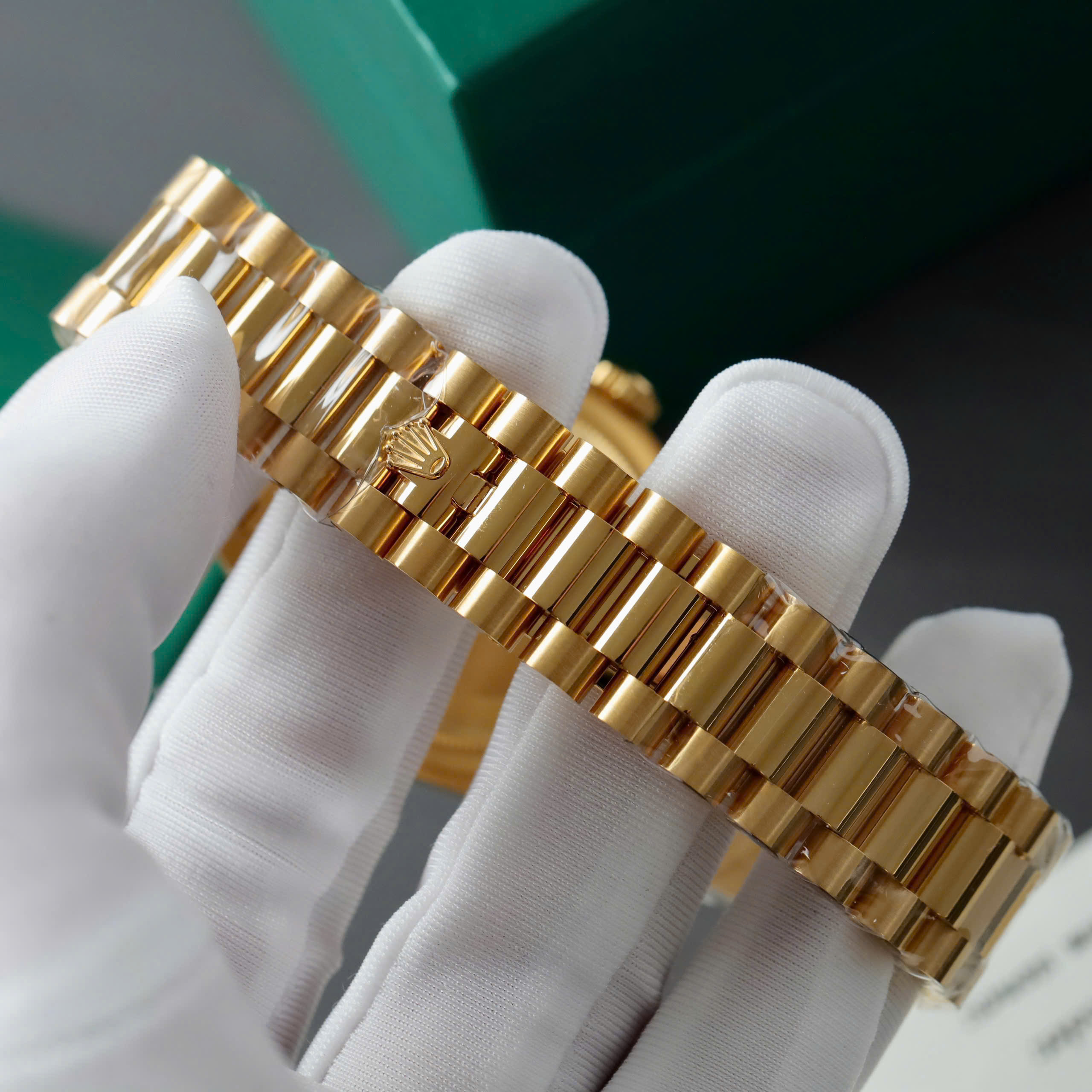 Rolex Day-Date Imitation Luxury Watch Mother Of Pearl Dial Gold Wrapped + Moissanite GM Factory 36mm (1)