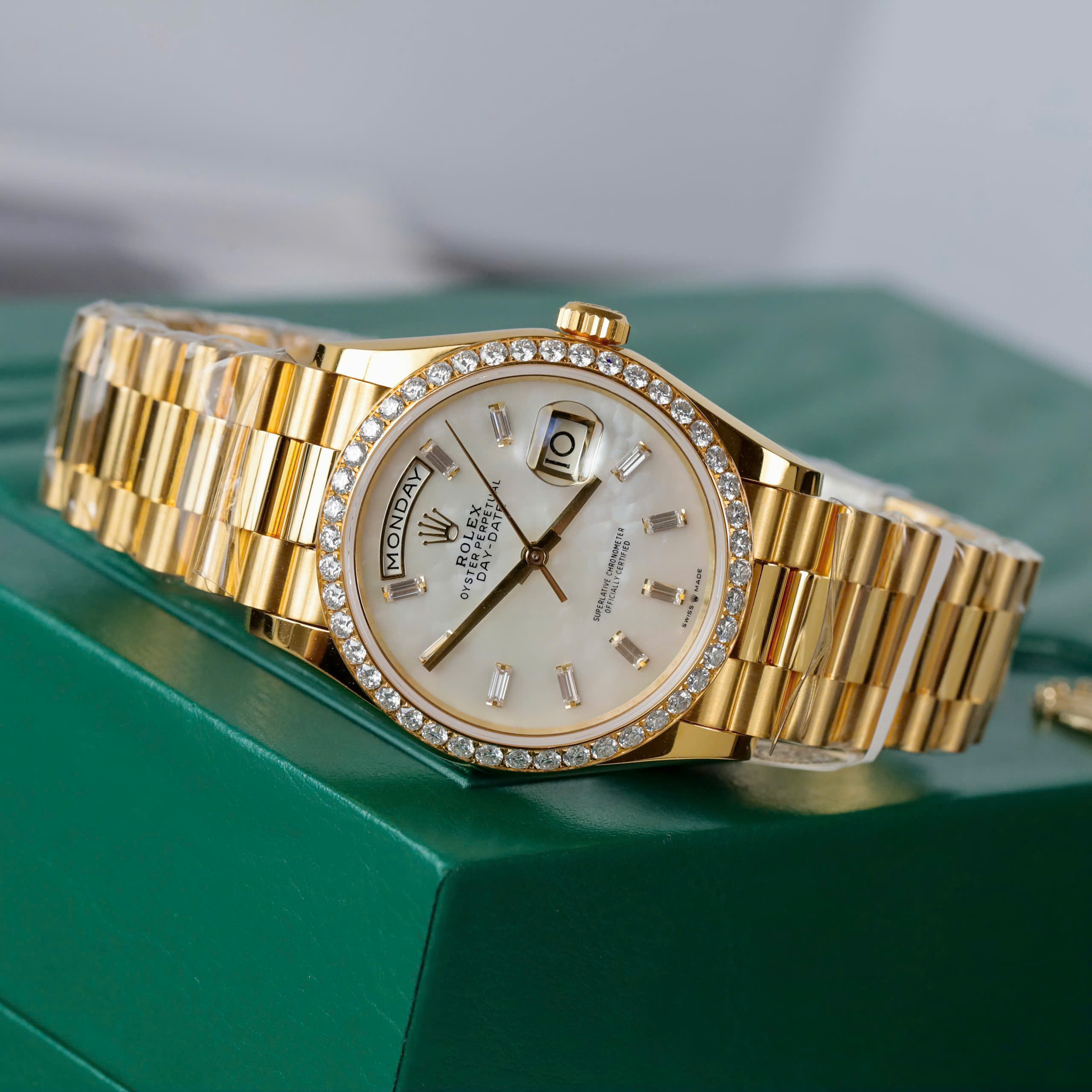 Rolex Day-Date Imitation Luxury Watch Mother Of Pearl Dial Gold Wrapped + Moissanite GM Factory 36mm (7)