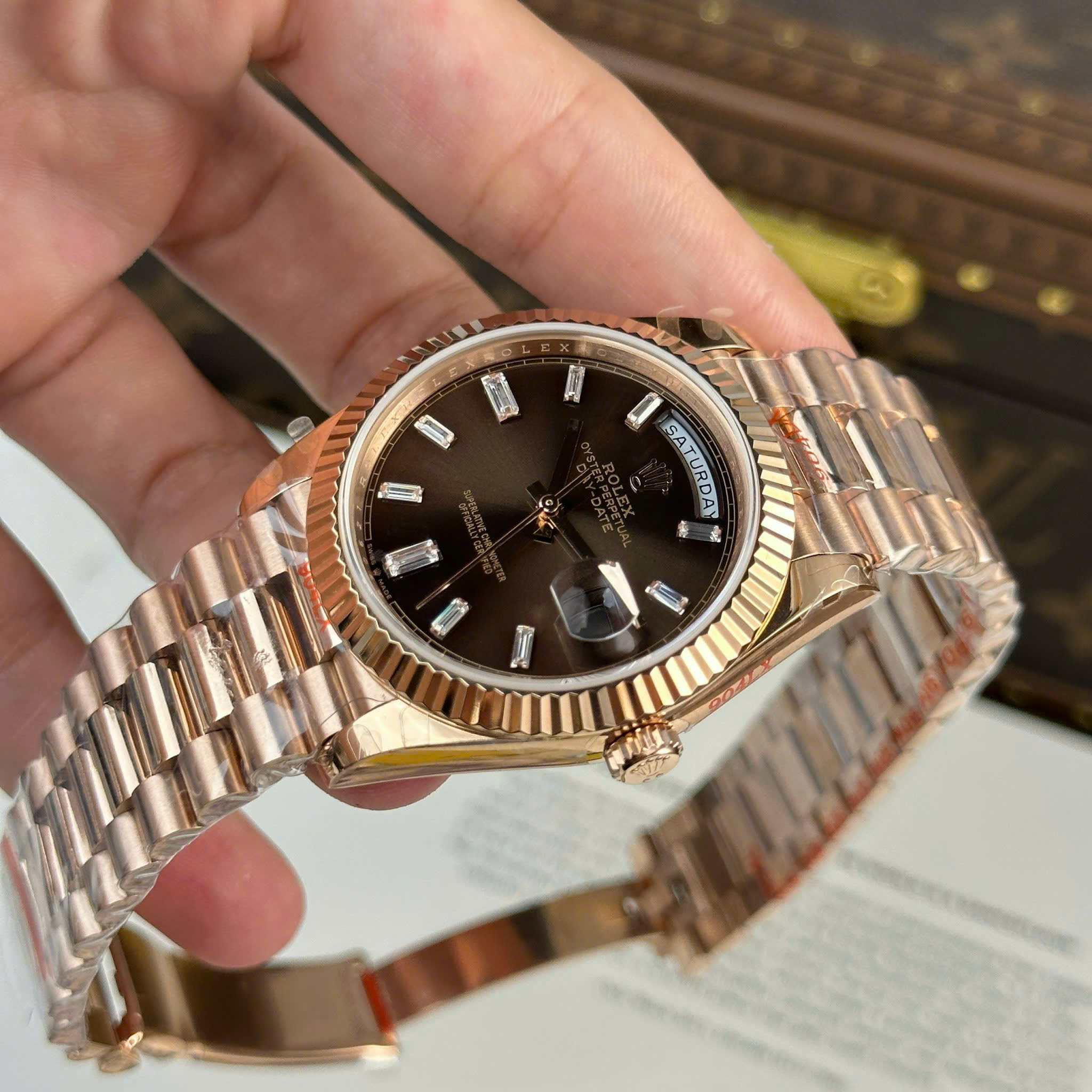 Rolex Day-Date M228235-0003 Imitation Watch Rose Gold Plate Brown Chocolate Dial Rhinestone Baguette Hours Gain Weight QF Factory 40mm (10)