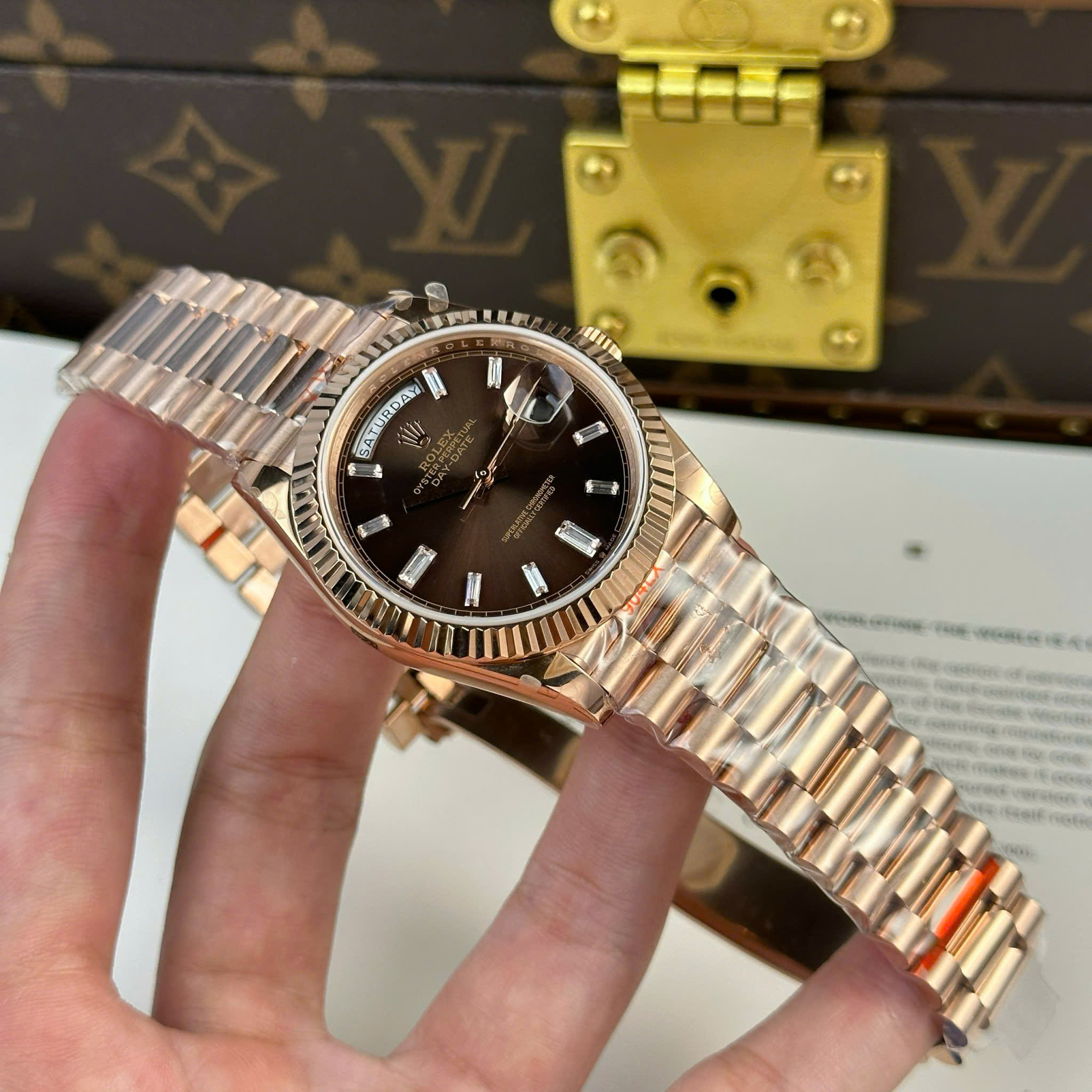 Rolex Day-Date M228235-0003 Imitation Watch Rose Gold Plate Brown Chocolate Dial Rhinestone Baguette Hours Gain Weight QF Factory 40mm (11)
