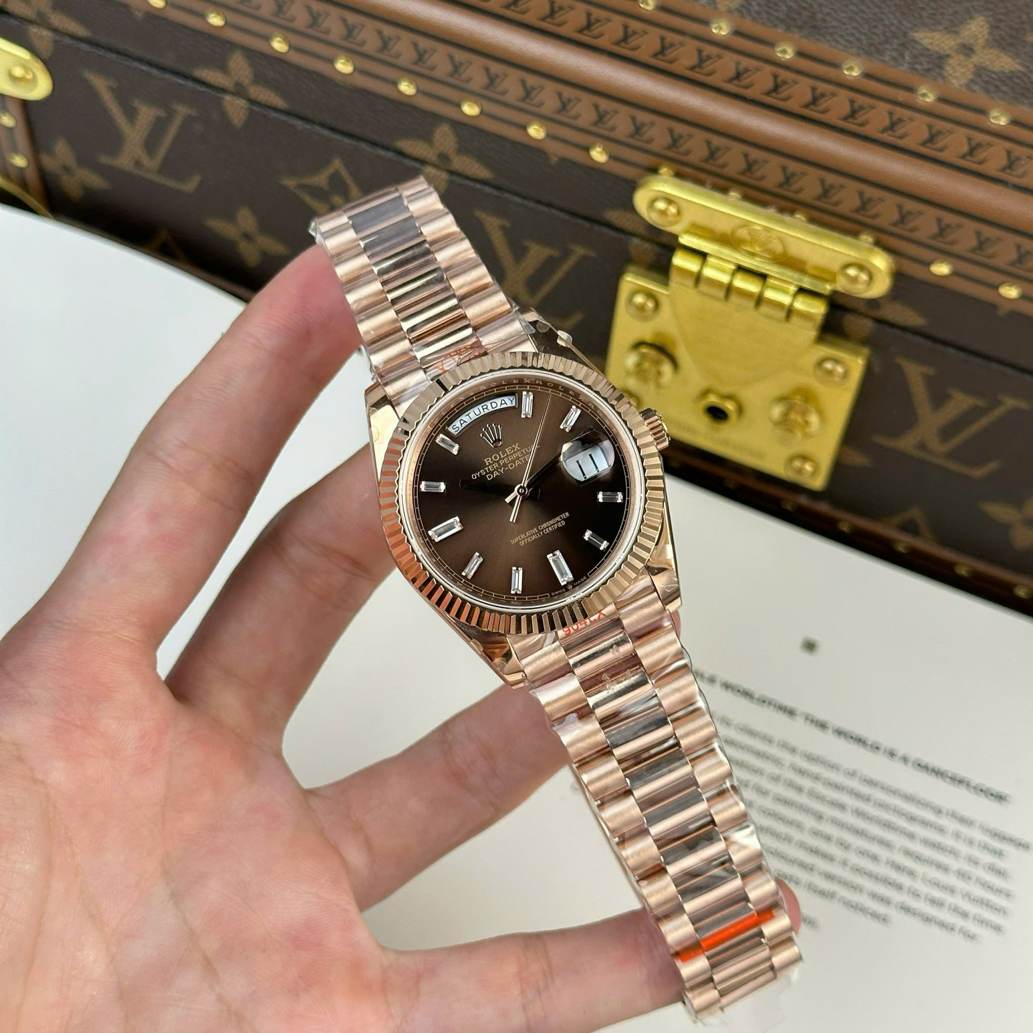 Rolex Day-Date M228235-0003 Imitation Watch Rose Gold Plate Brown Chocolate Dial Rhinestone Baguette Hours Gain Weight QF Factory 40mm (12)