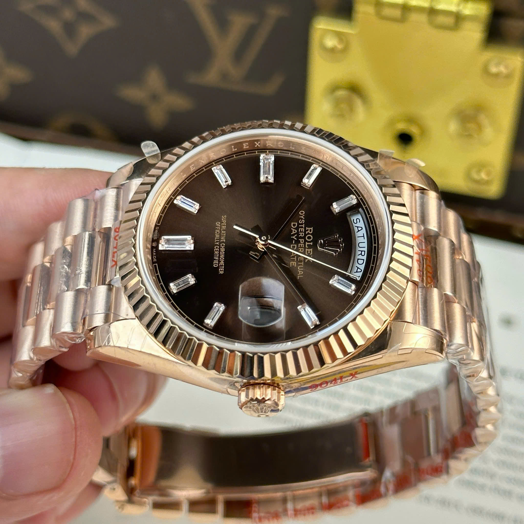 Rolex Day-Date M228235-0003 Imitation Watch Rose Gold Plate Brown Chocolate Dial Rhinestone Baguette Hours Gain Weight QF Factory 40mm (13)