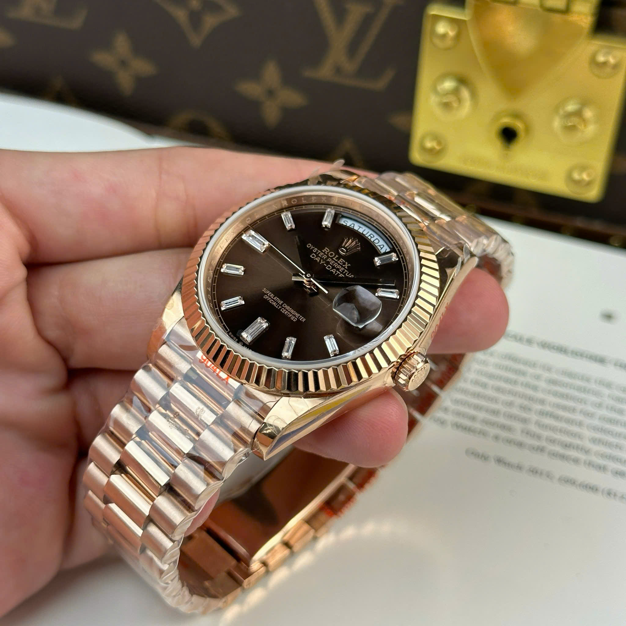 Rolex Day-Date M228235-0003 Imitation Watch Rose Gold Plate Brown Chocolate Dial Rhinestone Baguette Hours Gain Weight QF Factory 40mm (14)