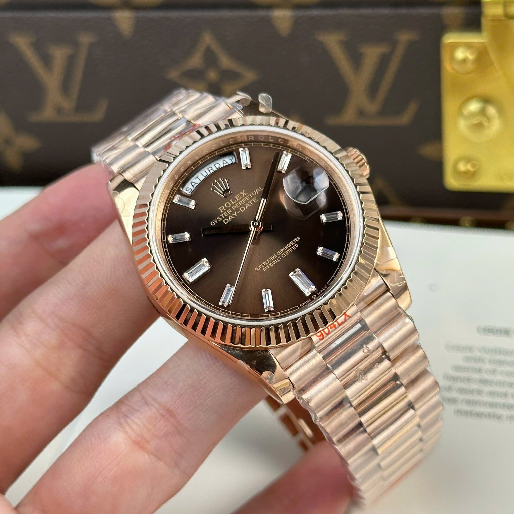 Rolex Day-Date M228235-0003 Imitation Watch Rose Gold Plate Brown Chocolate Dial Rhinestone Baguette Hours Gain Weight QF Factory 40mm (15)