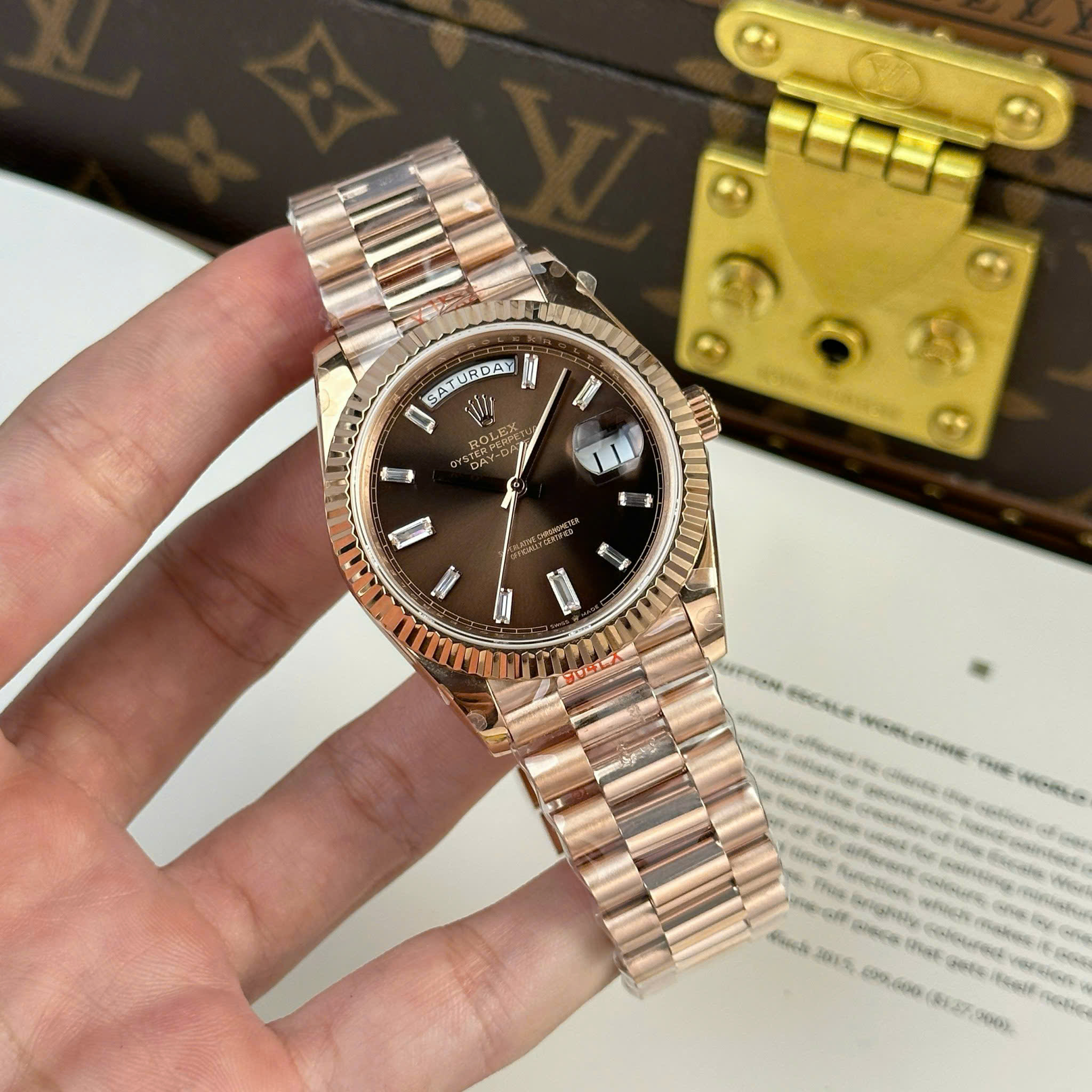 Rolex Day-Date M228235-0003 Imitation Watch Rose Gold Plate Brown Chocolate Dial Rhinestone Baguette Hours Gain Weight QF Factory 40mm (16)