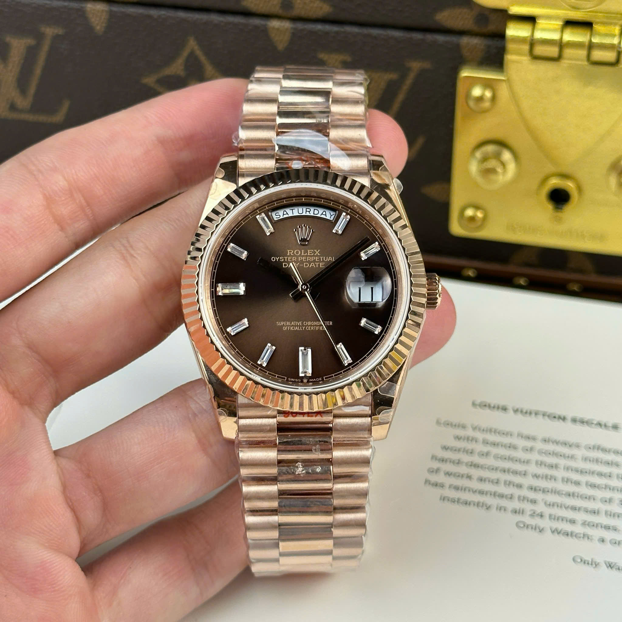 Rolex Day-Date M228235-0003 Imitation Watch Rose Gold Plate Brown Chocolate Dial Rhinestone Baguette Hours Gain Weight QF Factory 40mm (17)