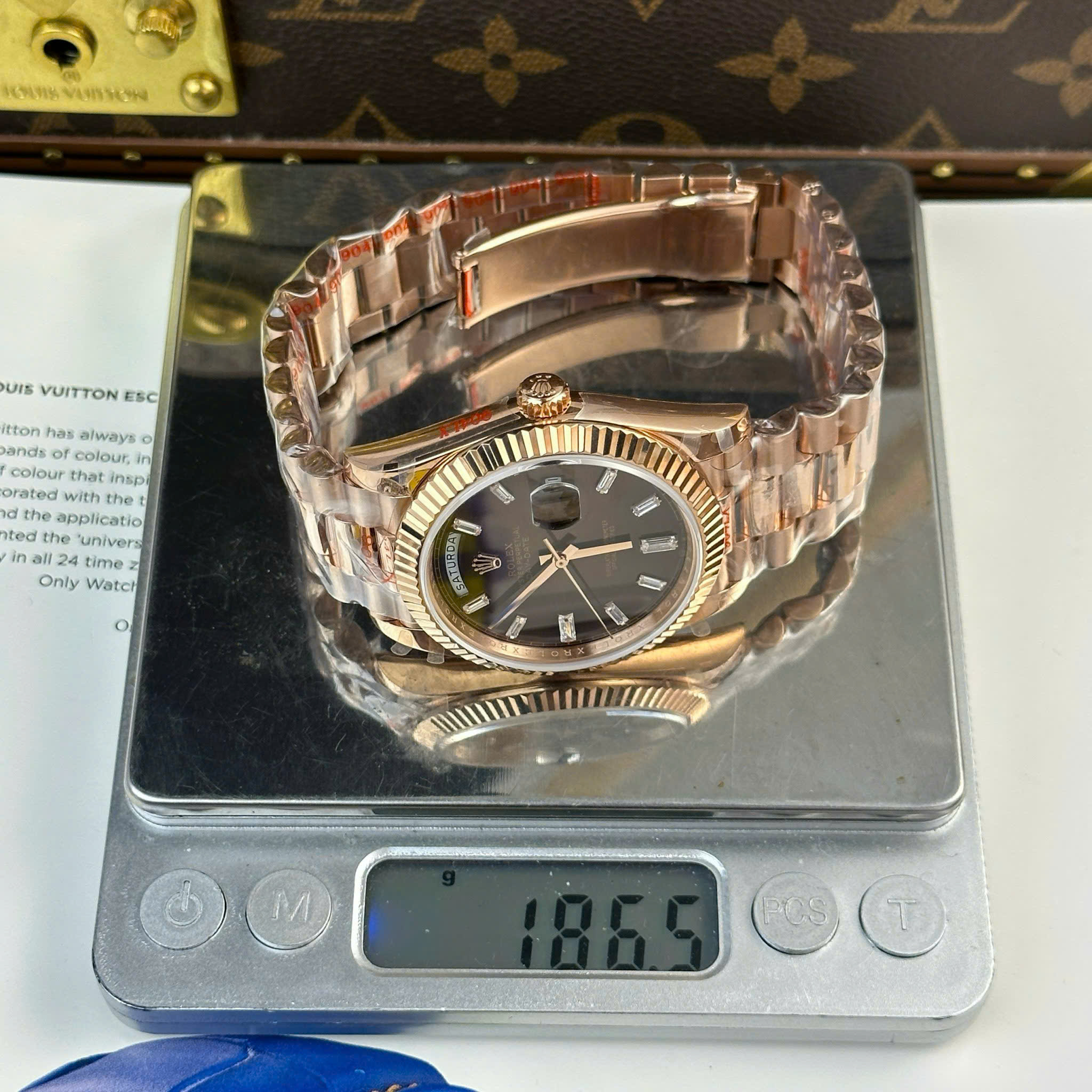 Rolex Day-Date M228235-0003 Imitation Watch Rose Gold Plate Brown Chocolate Dial Rhinestone Baguette Hours Gain Weight QF Factory 40mm (18)