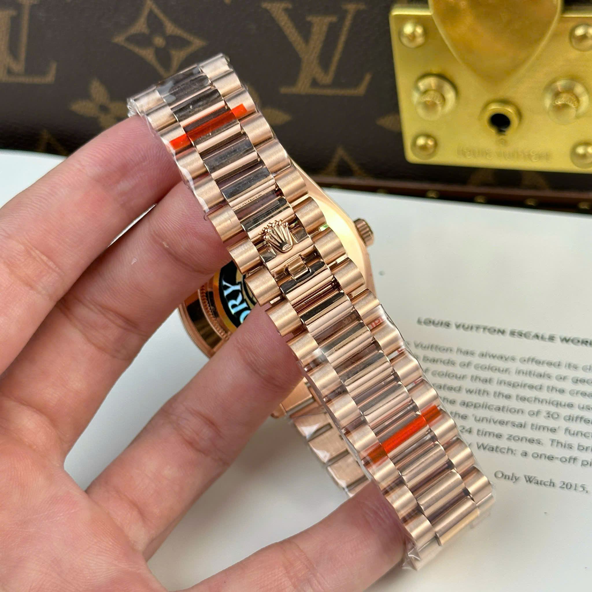 Rolex Day-Date M228235-0003 Imitation Watch Rose Gold Plate Brown Chocolate Dial Rhinestone Baguette Hours Gain Weight QF Factory 40mm (3)