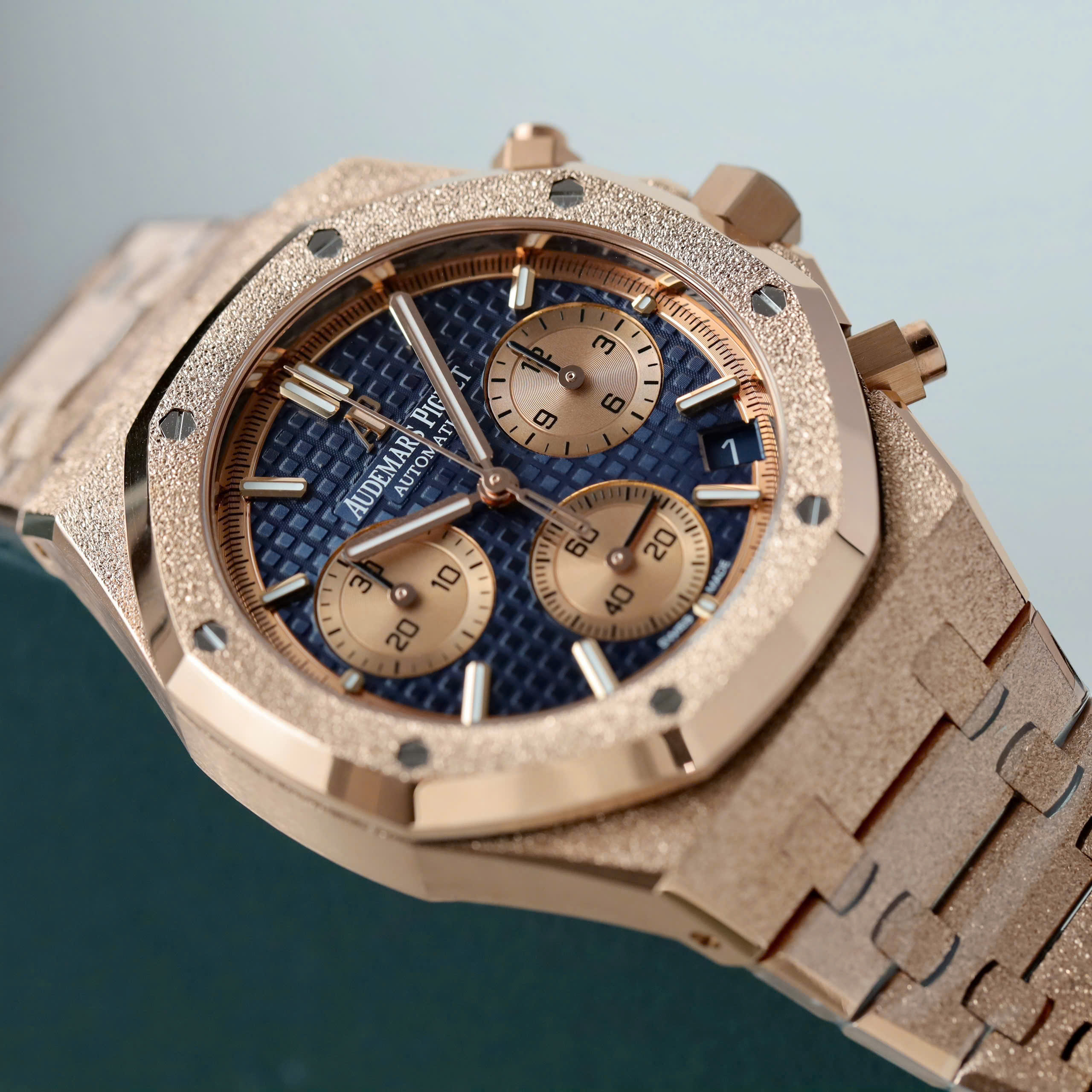 Audemars Piguet Royal Oak Chronograph 26239 Frosted Imitaiton Watch Rose Gold Plate Blue Dial 41mm (5)