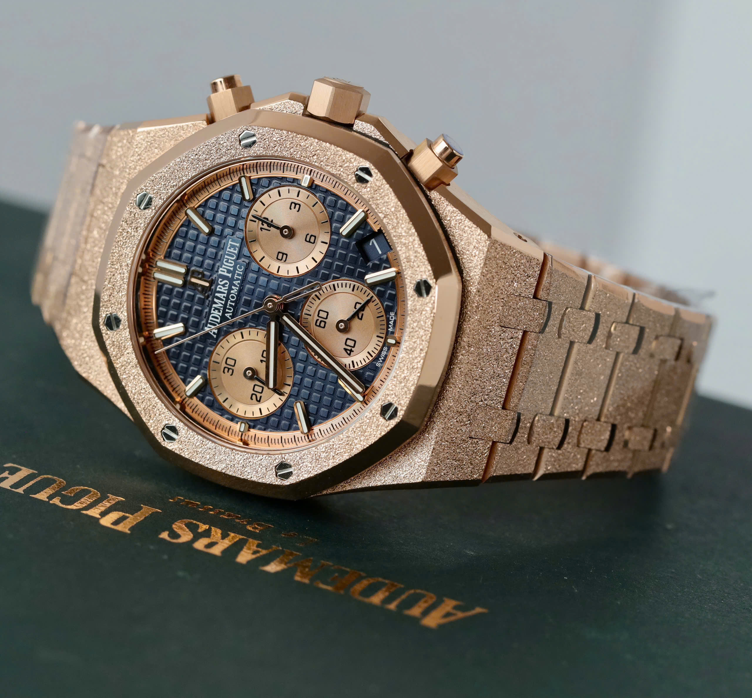 Audemars Piguet Royal Oak Chronograph 26239 Frosted Imitaiton Watch Rose Gold Plate Blue Dial 41mm (6)