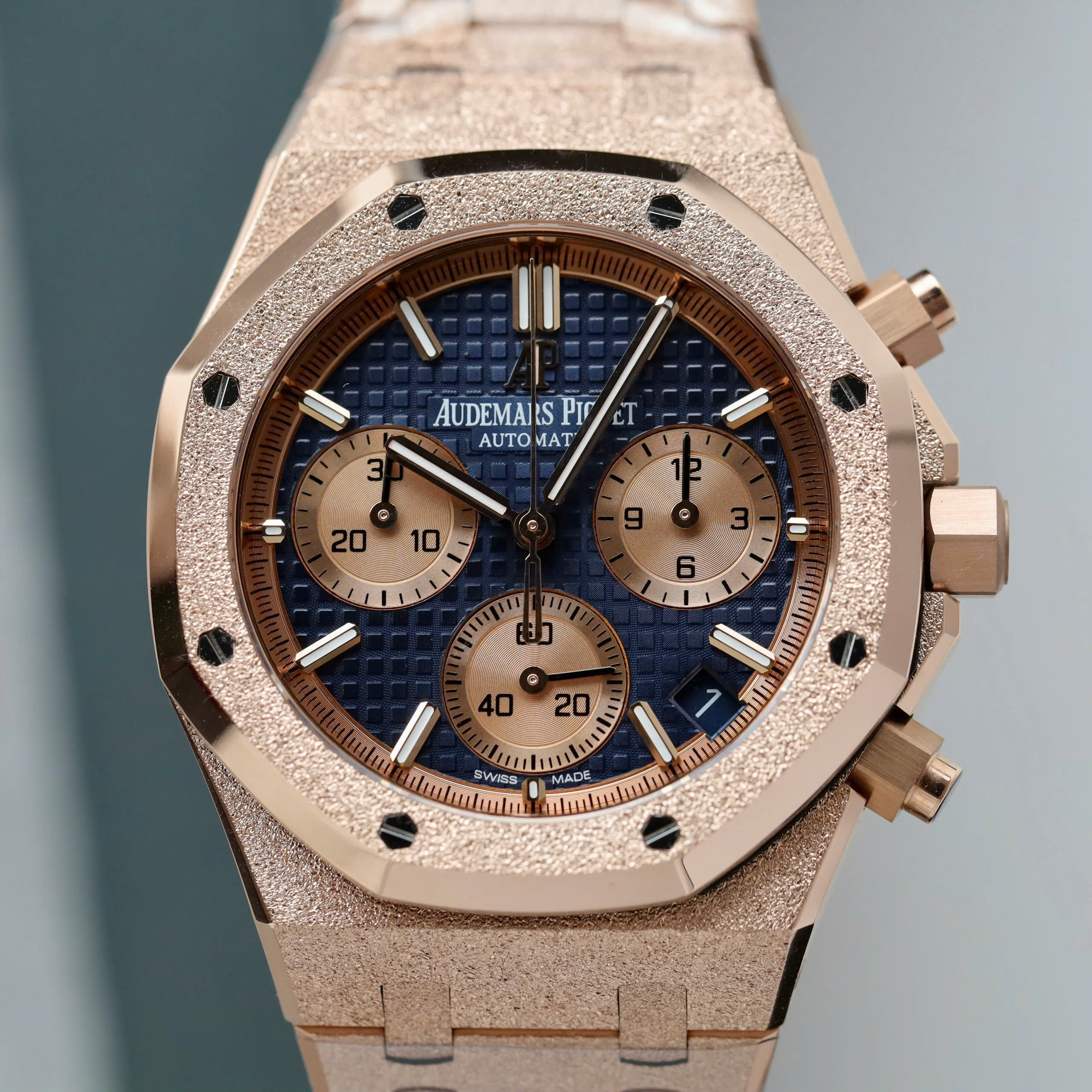 Audemars Piguet Royal Oak Chronograph 26239 Frosted Imitaiton Watch Rose Gold Plate Blue Dial 41mm (7)