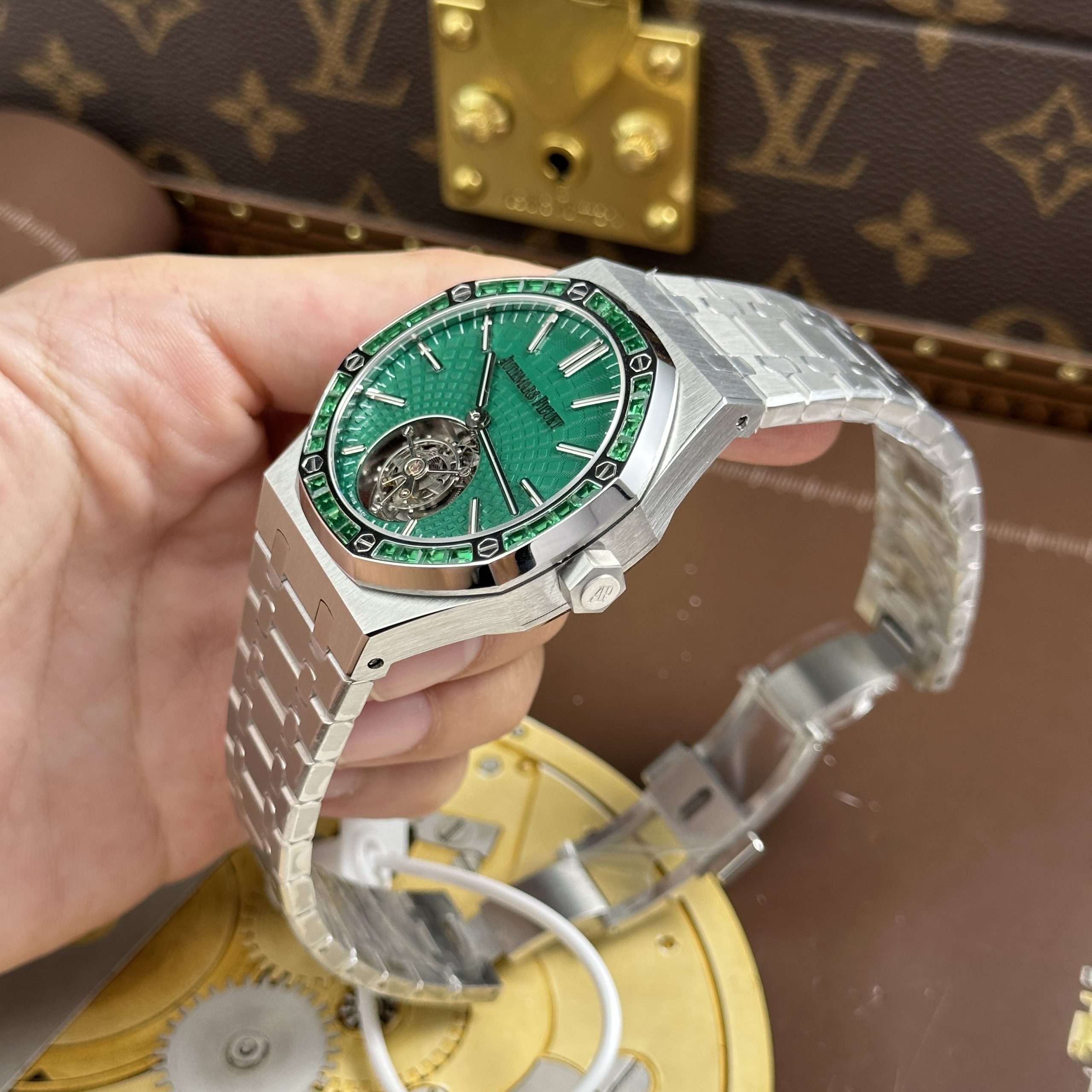 Audemars Piguet Royal Oak Flying Tourbillon 26530 Best Quality Replica Watch Green Dial BBS Factory 41mm (12)