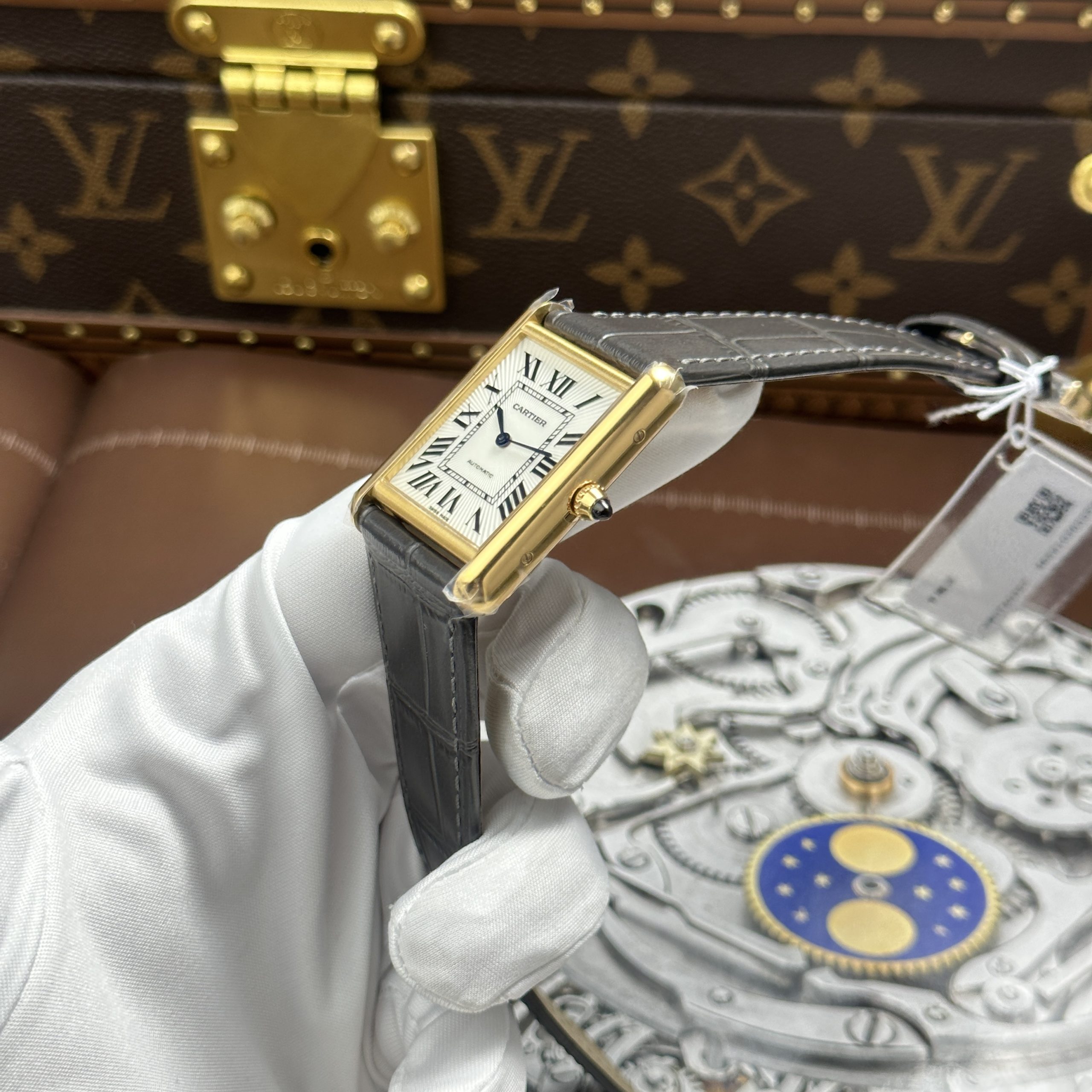 Cartier Tank Louis XL Replica Watch Gold Plate White Dial Black Leather Strap 27.8 x 38 (10)