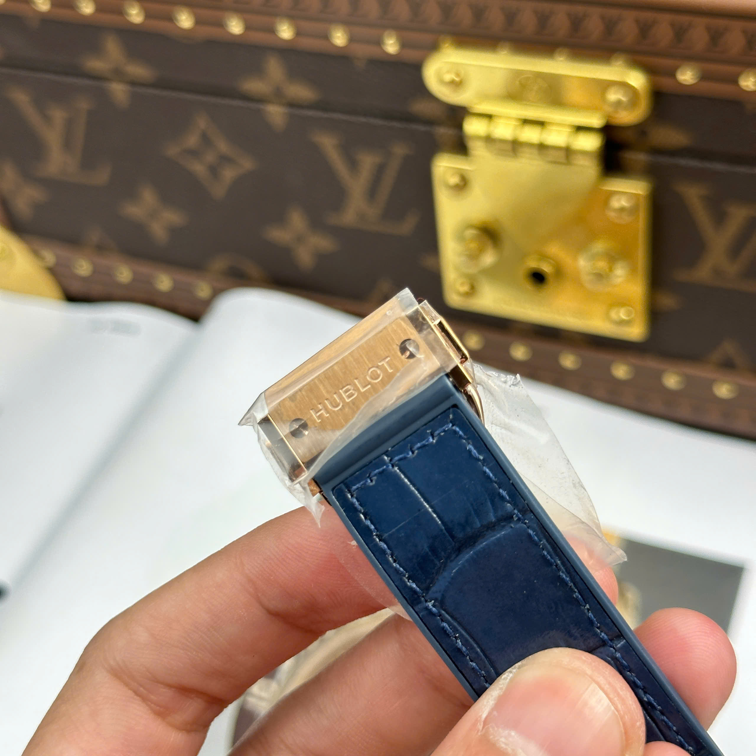 Hublot Classic Fusion King Gold Best Quality Replica Watch Rose Gold Plate Blue DIal Rubber Strap JJZ Factory 42mm (1)