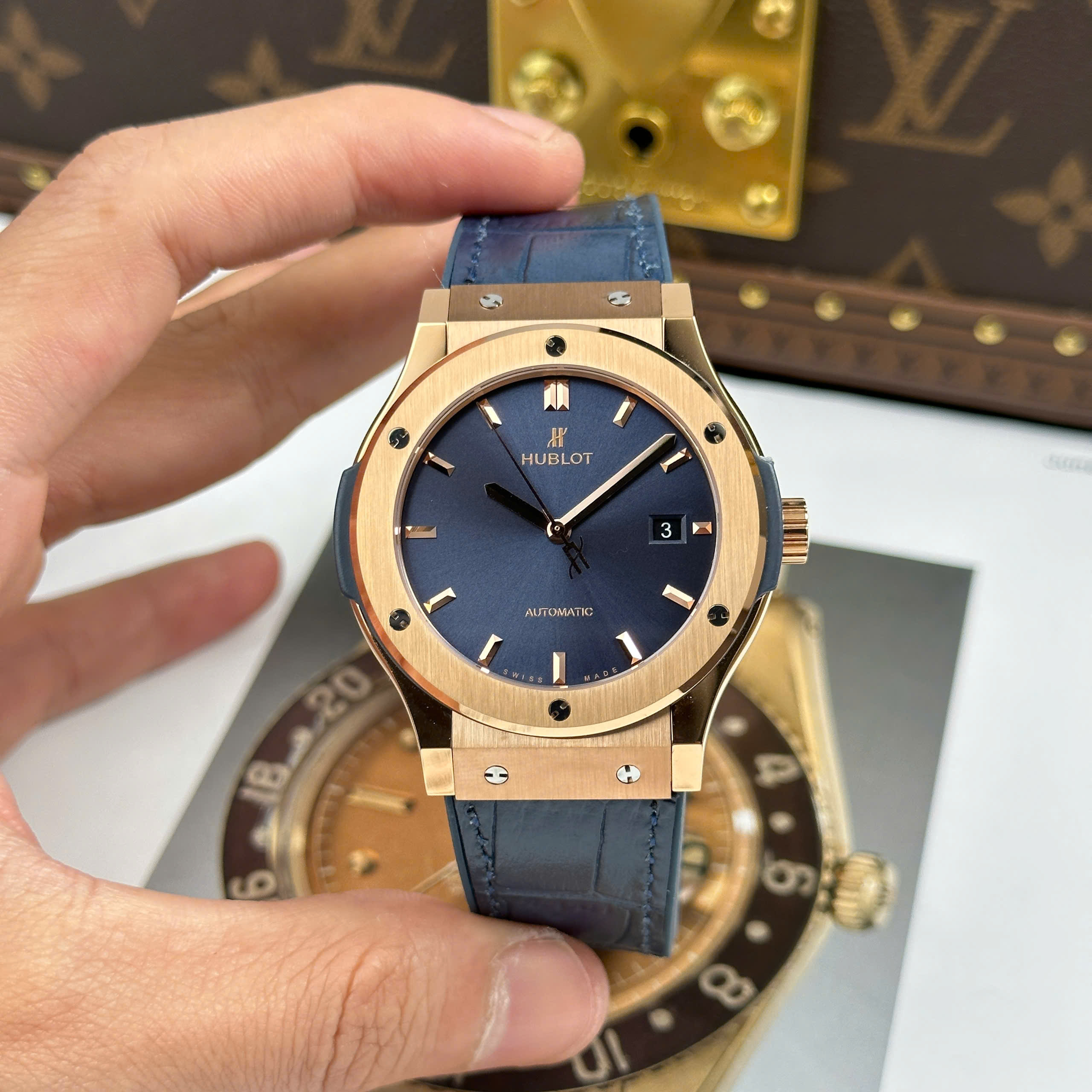 Hublot Classic Fusion King Gold Best Quality Replica Watch Rose Gold Plate Blue DIal Rubber Strap JJZ Factory 42mm (11)