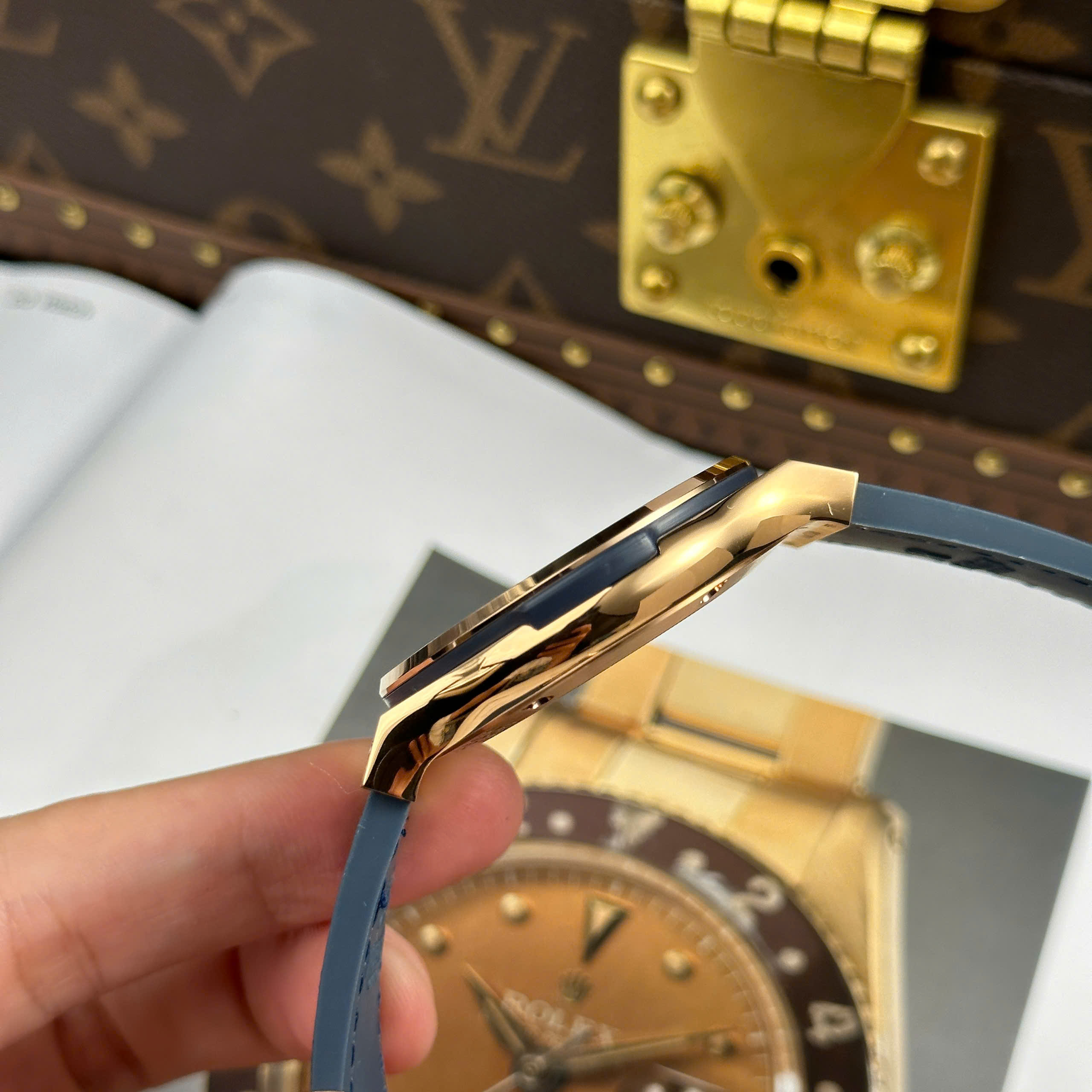 Hublot Classic Fusion King Gold Best Quality Replica Watch Rose Gold Plate Blue DIal Rubber Strap JJZ Factory 42mm (3)