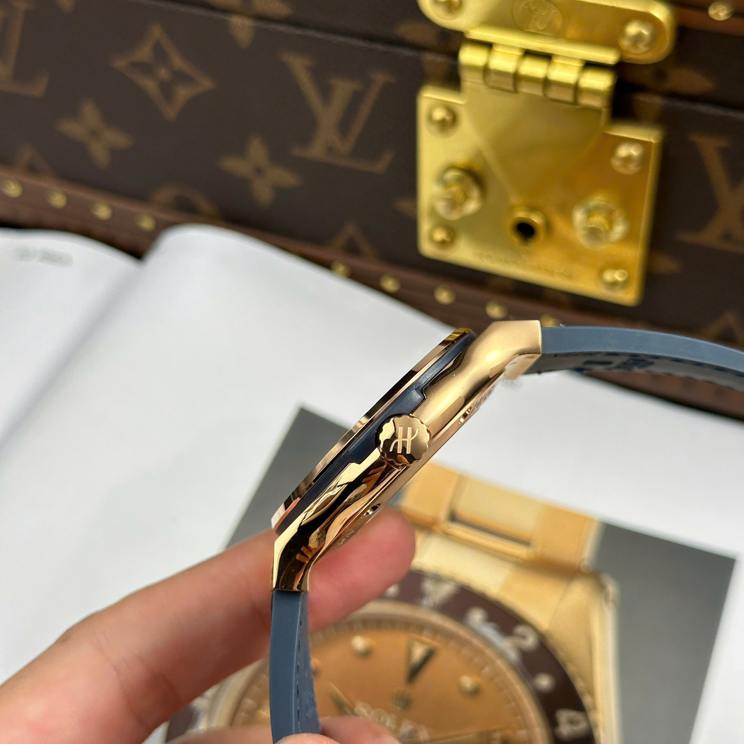 Hublot Classic Fusion King Gold Best Quality Replica Watch Rose Gold Plate Blue DIal Rubber Strap JJZ Factory 42mm (4)