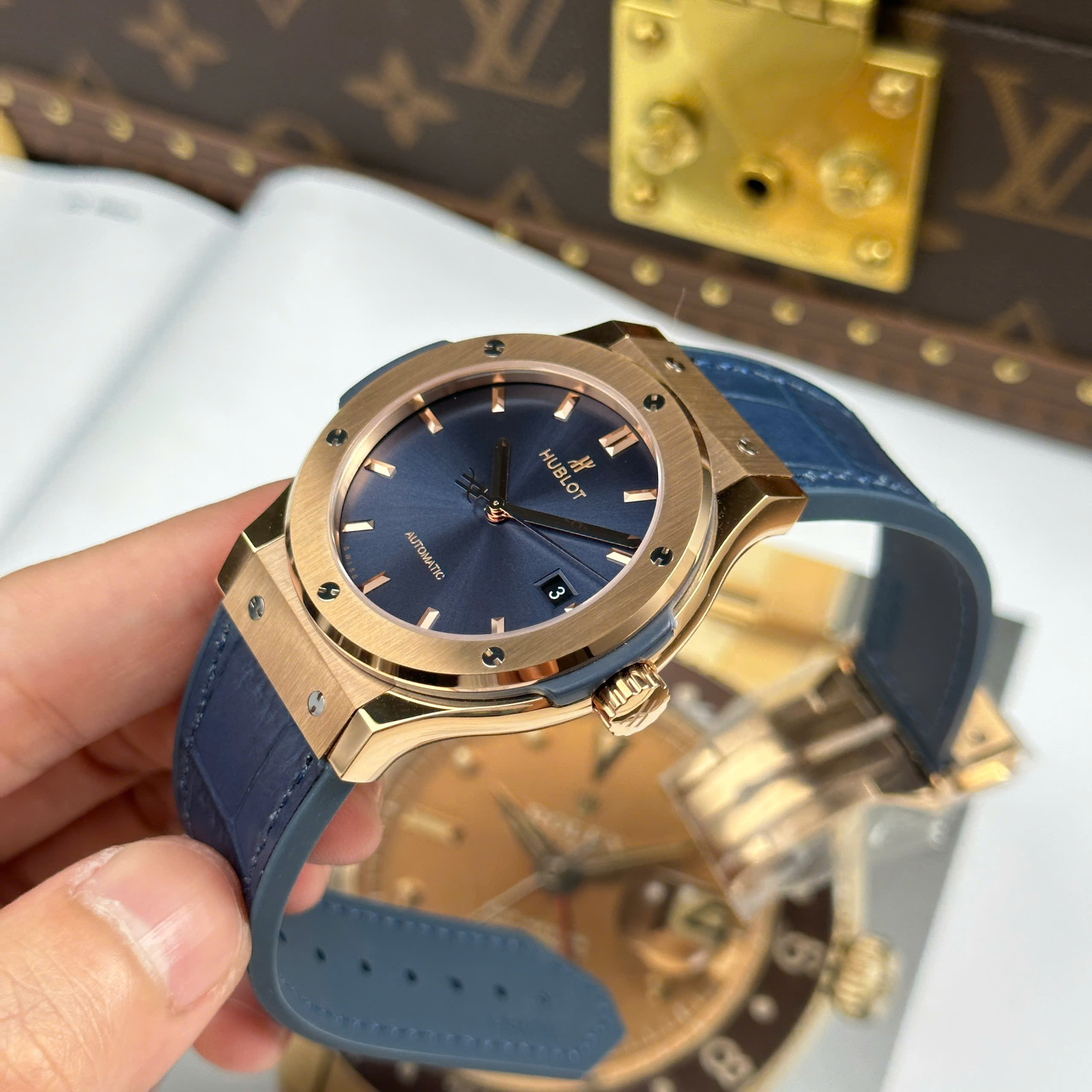 Hublot Classic Fusion King Gold Best Quality Replica Watch Rose Gold Plate Blue DIal Rubber Strap JJZ Factory 42mm (8)